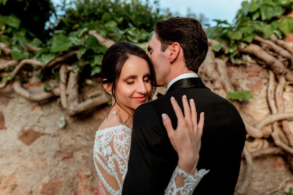 Un tenero abbraccio degli sposi, in un ritratto che esalta l'amore e la connessione profonda, perfettamente catturati dall'obiettivo di un fotografo vicino a me, sempre attento ai dettagli emozionali.