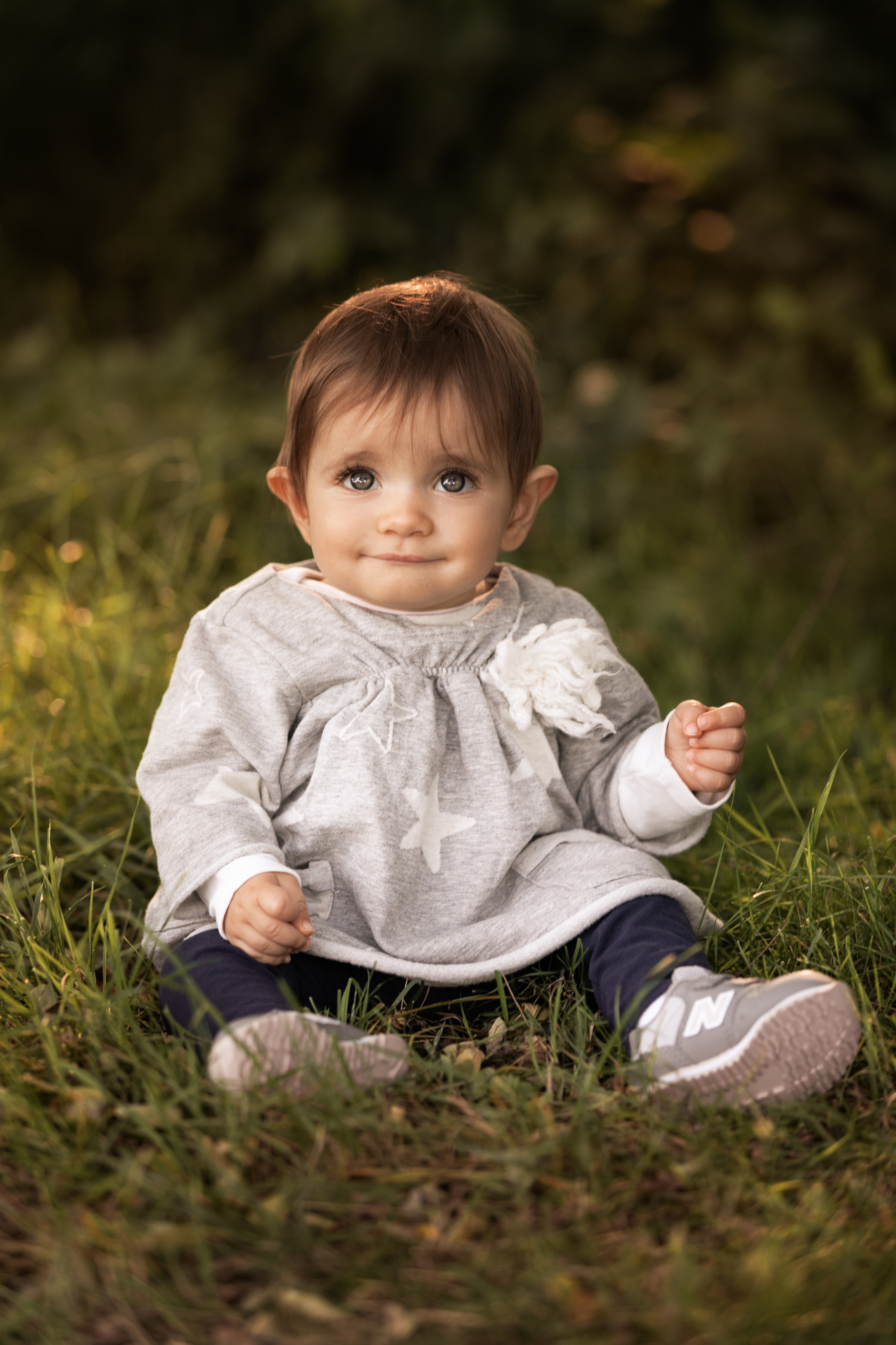 Bambina con abito chiaro fotografata all'aperto