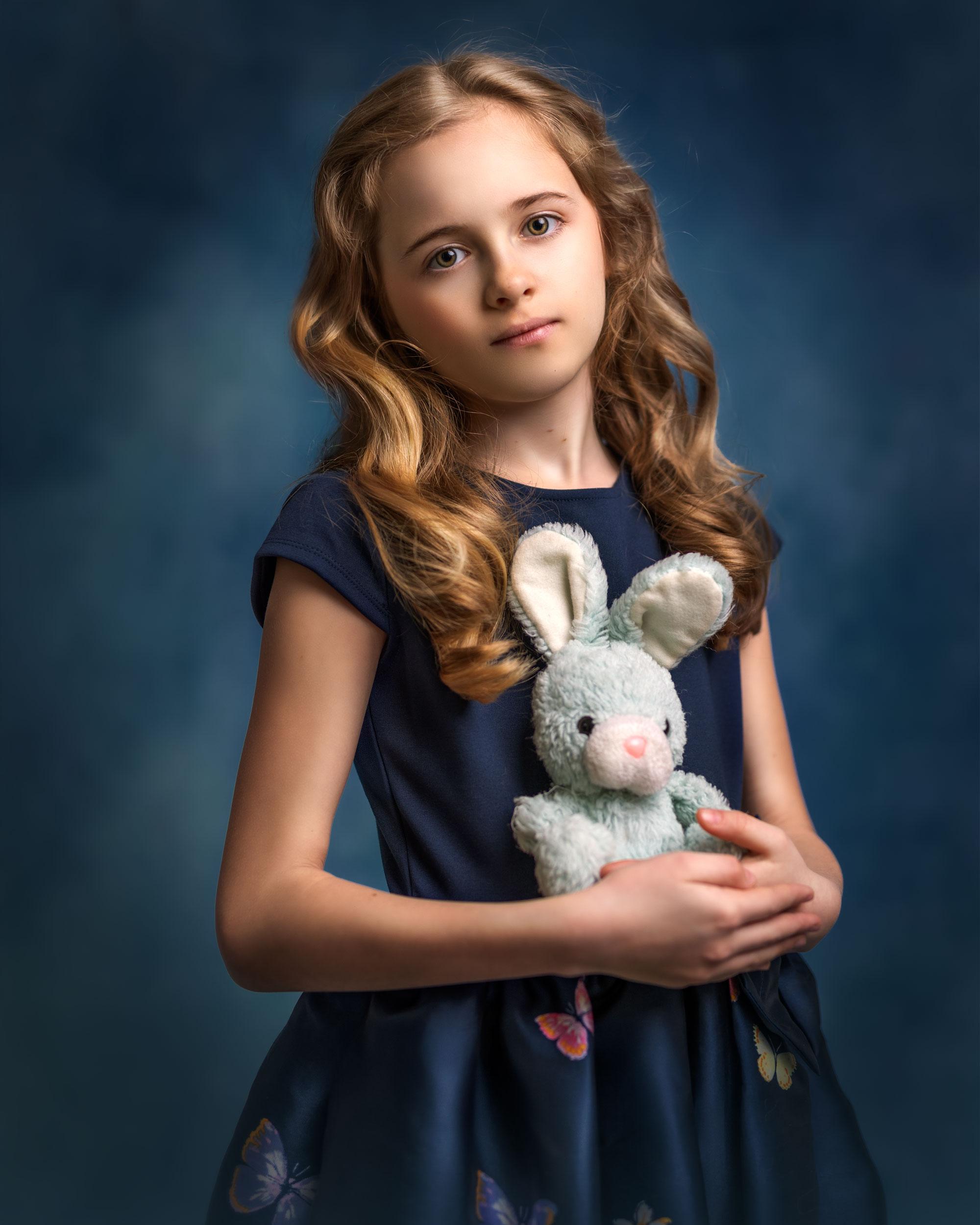 Ritratto Fine Art con coniglietto Ritratto Fine Art di una bambina con un coniglietto tra le braccia