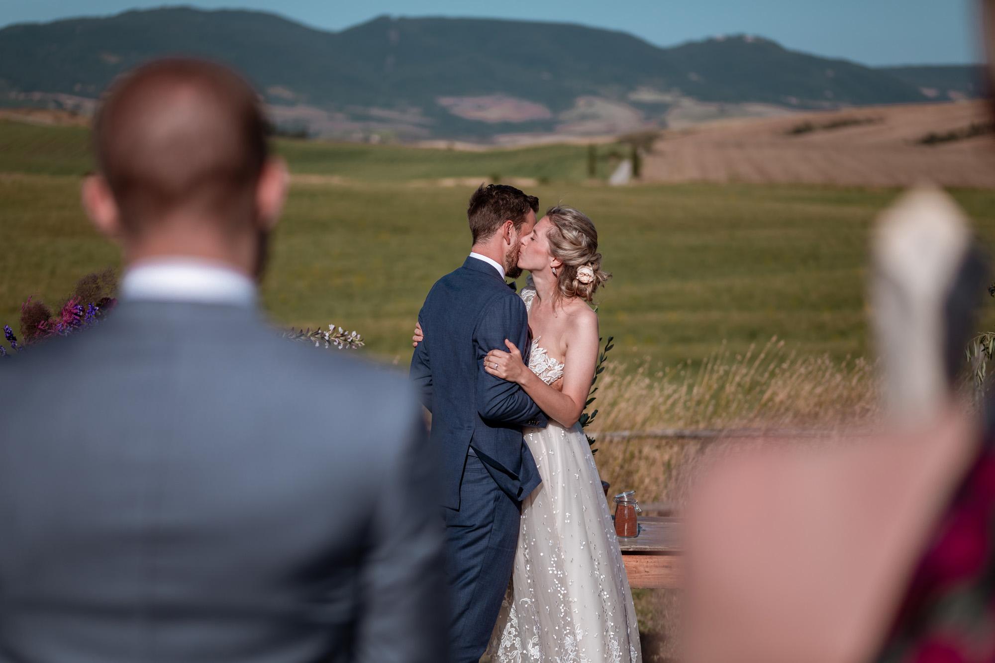 Bacio degli sposi durante la cerimonia di matrimonio in Toscana