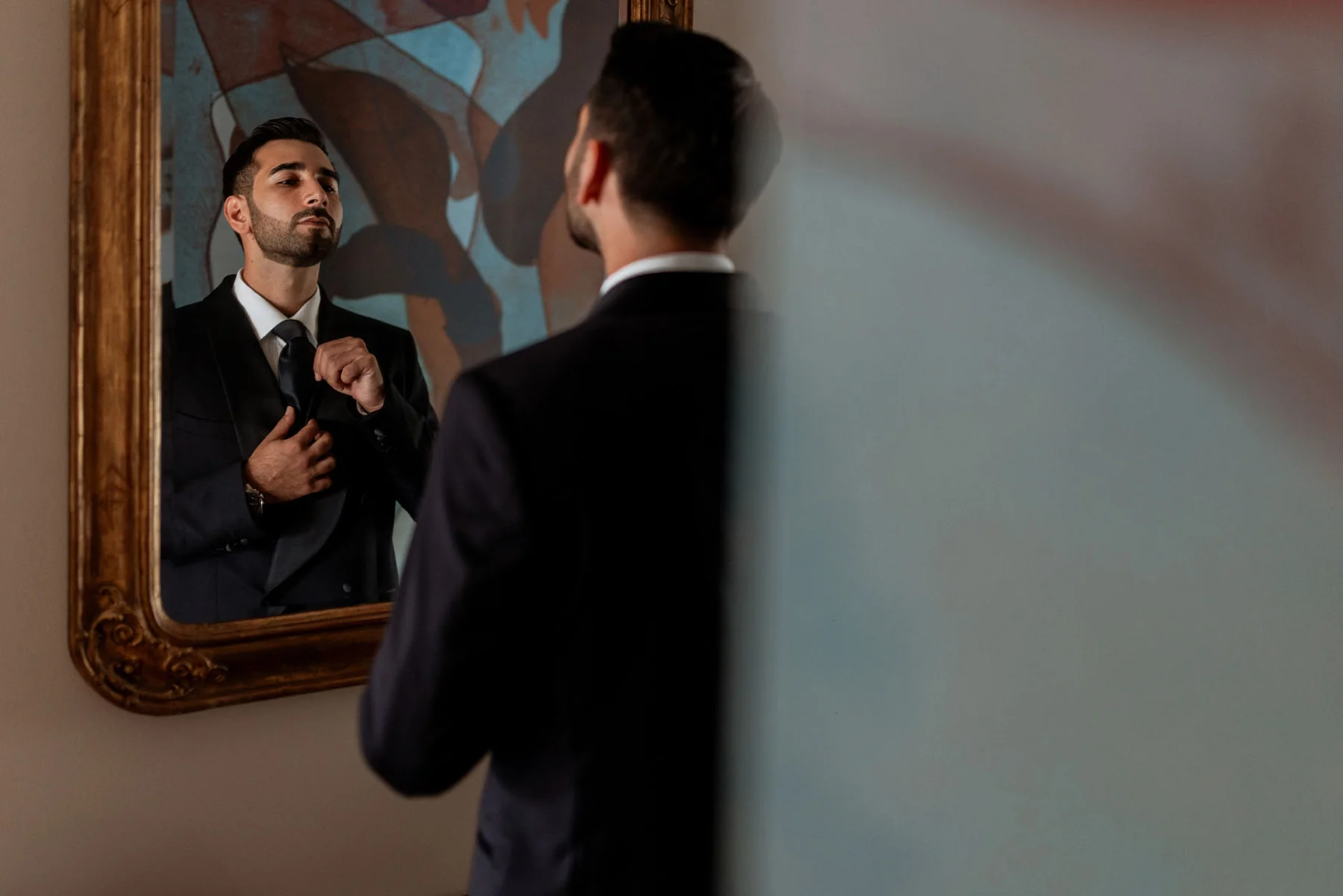 Pierluigi davanti allo specchio durante i preparativi
