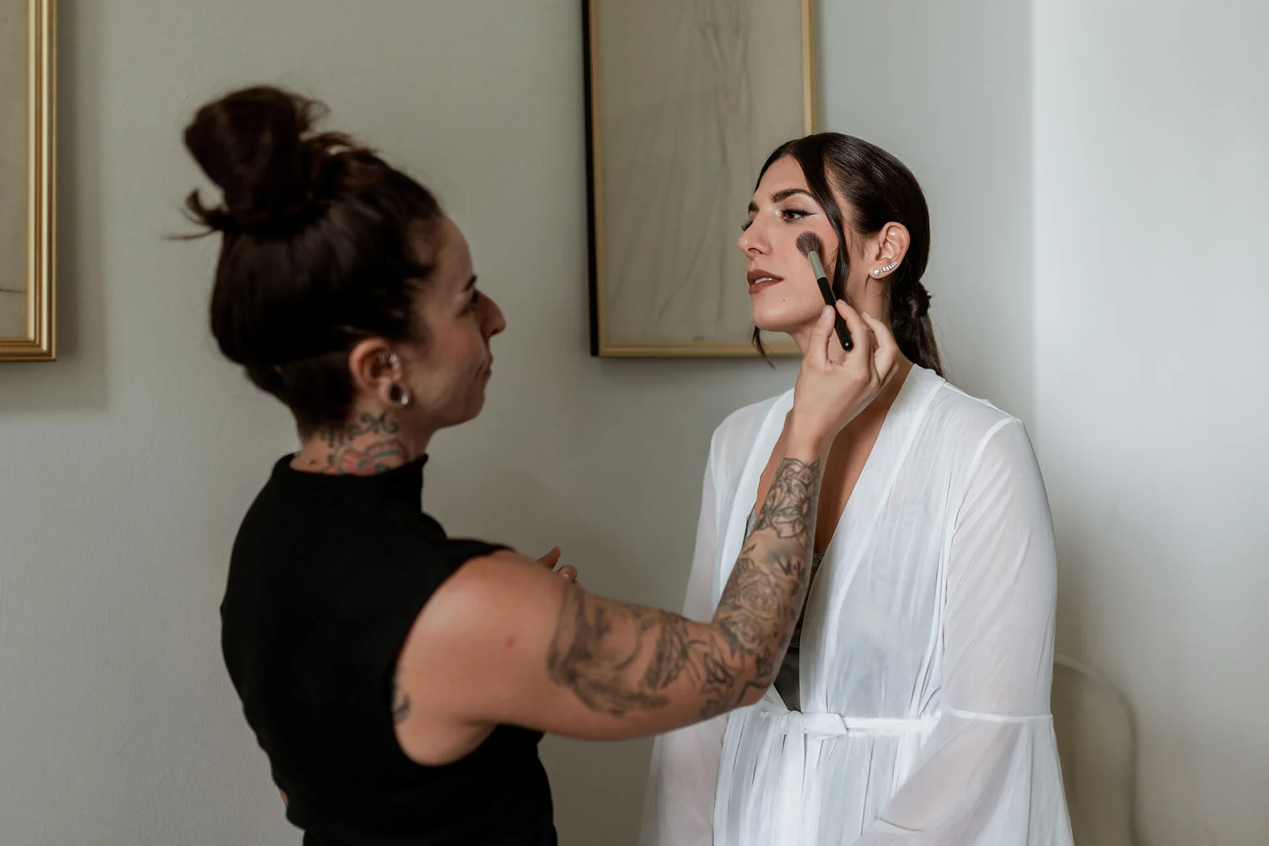 Francesca durante il trucco prima del matrimonio