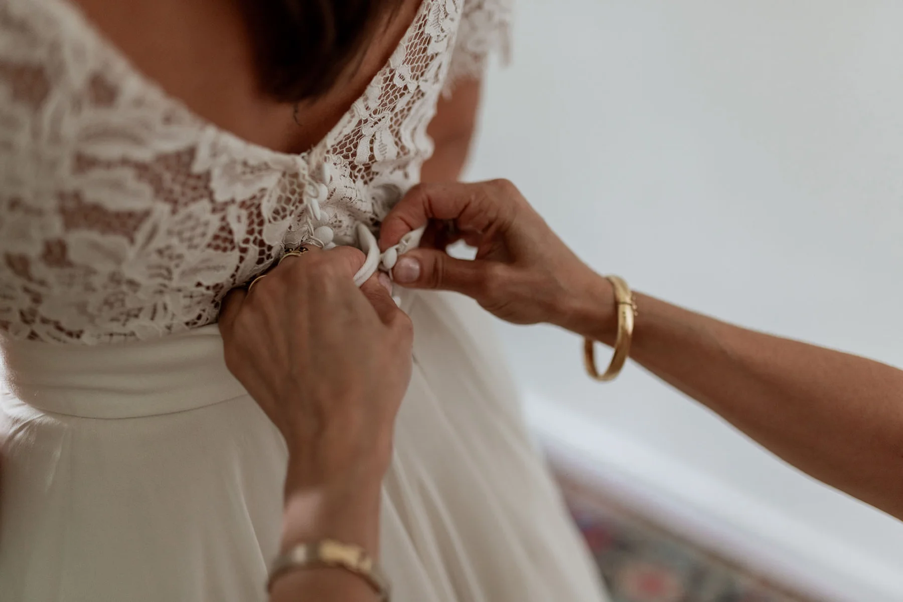 Dettaglio dell&rsquo;abito da sposa durante i preparativi