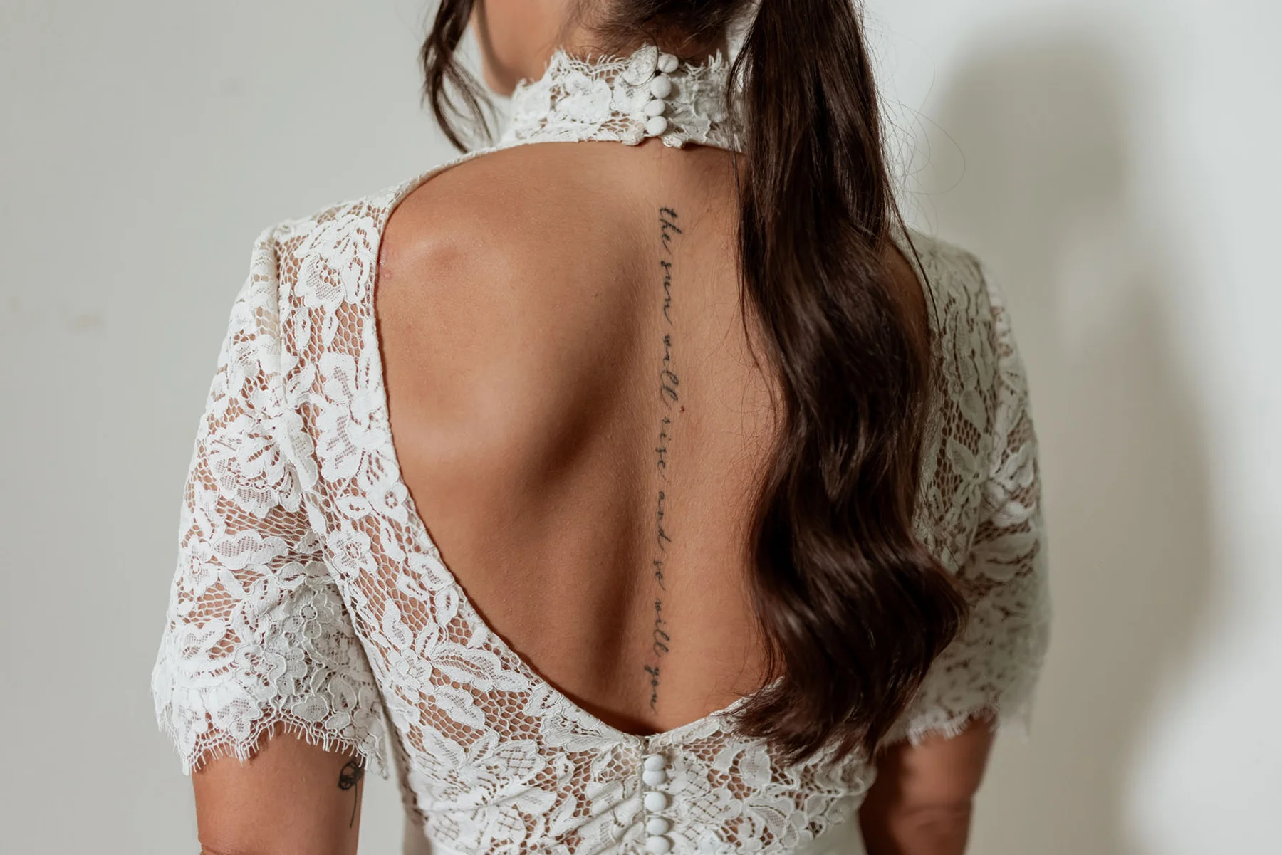 Dettaglio posteriore dell&rsquo;abito da sposa di Francesca