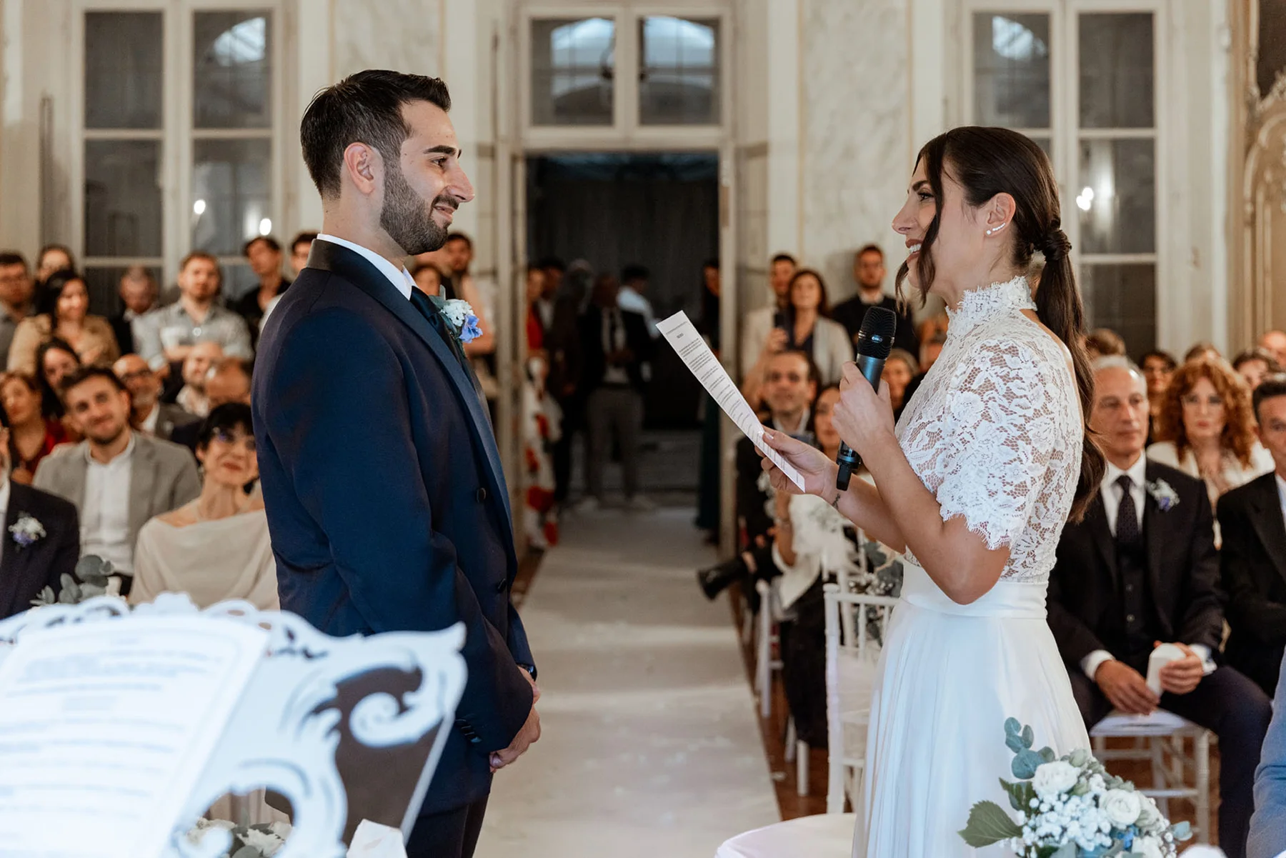 Francesca e Pierluigi durante la cerimonia a Villa d&rsquo;Agli&egrave;