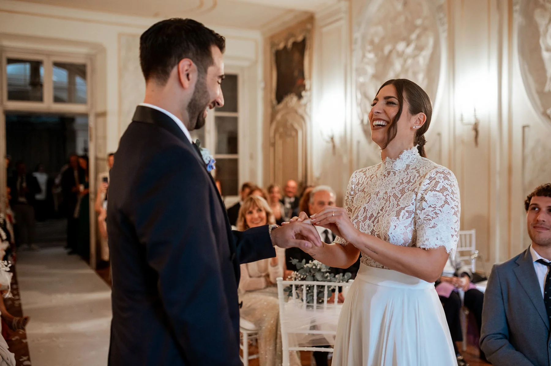 Francesca e Pierluigi sorridono durante la cerimonia