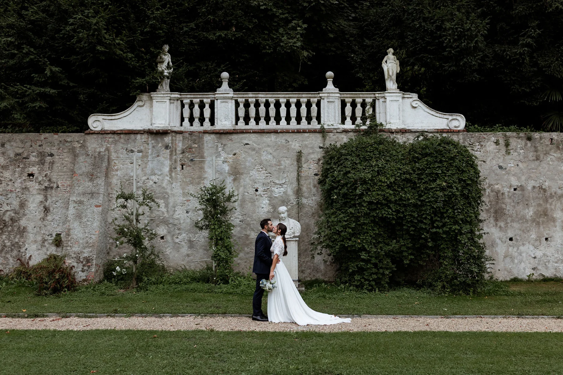 Gli sposi nel giardino storico di Villa d&rsquo;Agli&egrave;