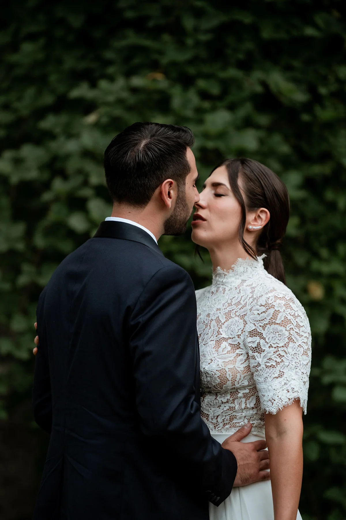 Francesca e Pierluigi si baciano nel giardino di Villa d&rsquo;Agli&egrave;