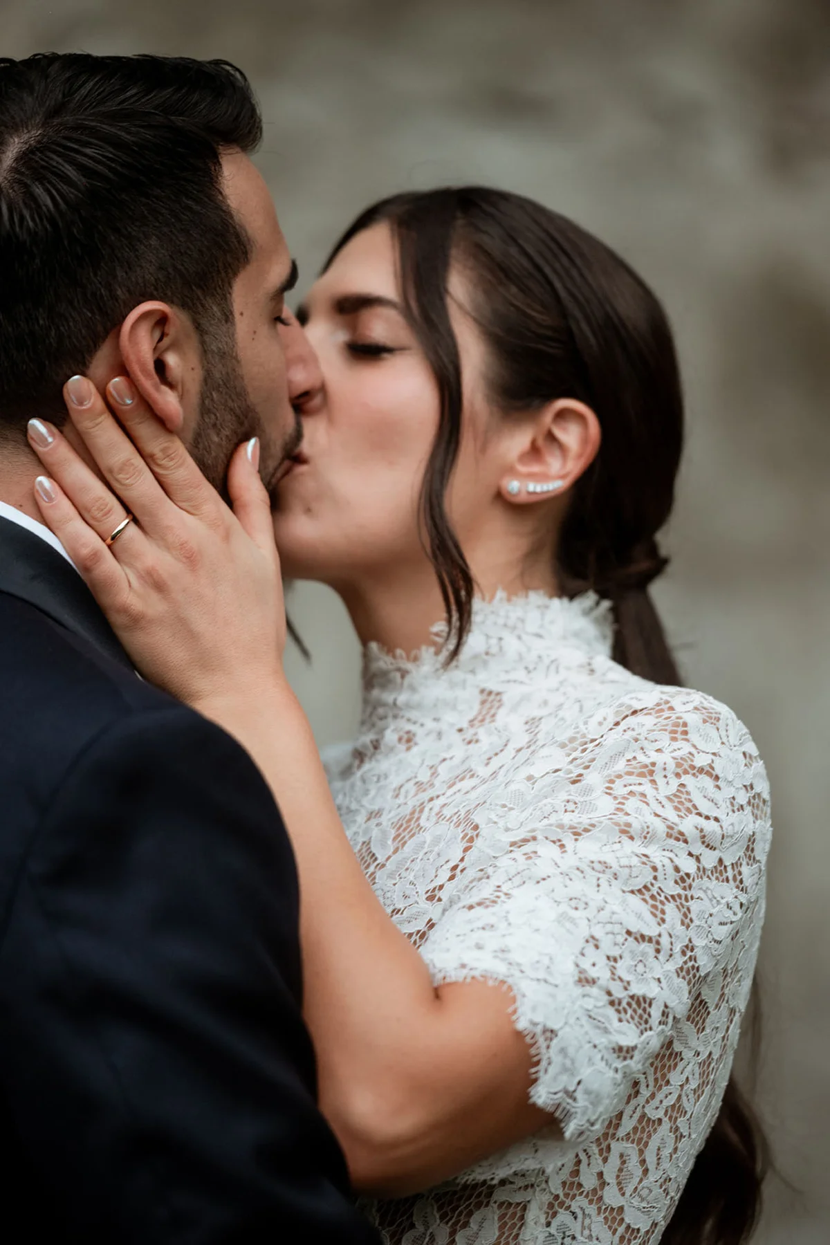 Primo piano degli sposi durante il matrimonio
