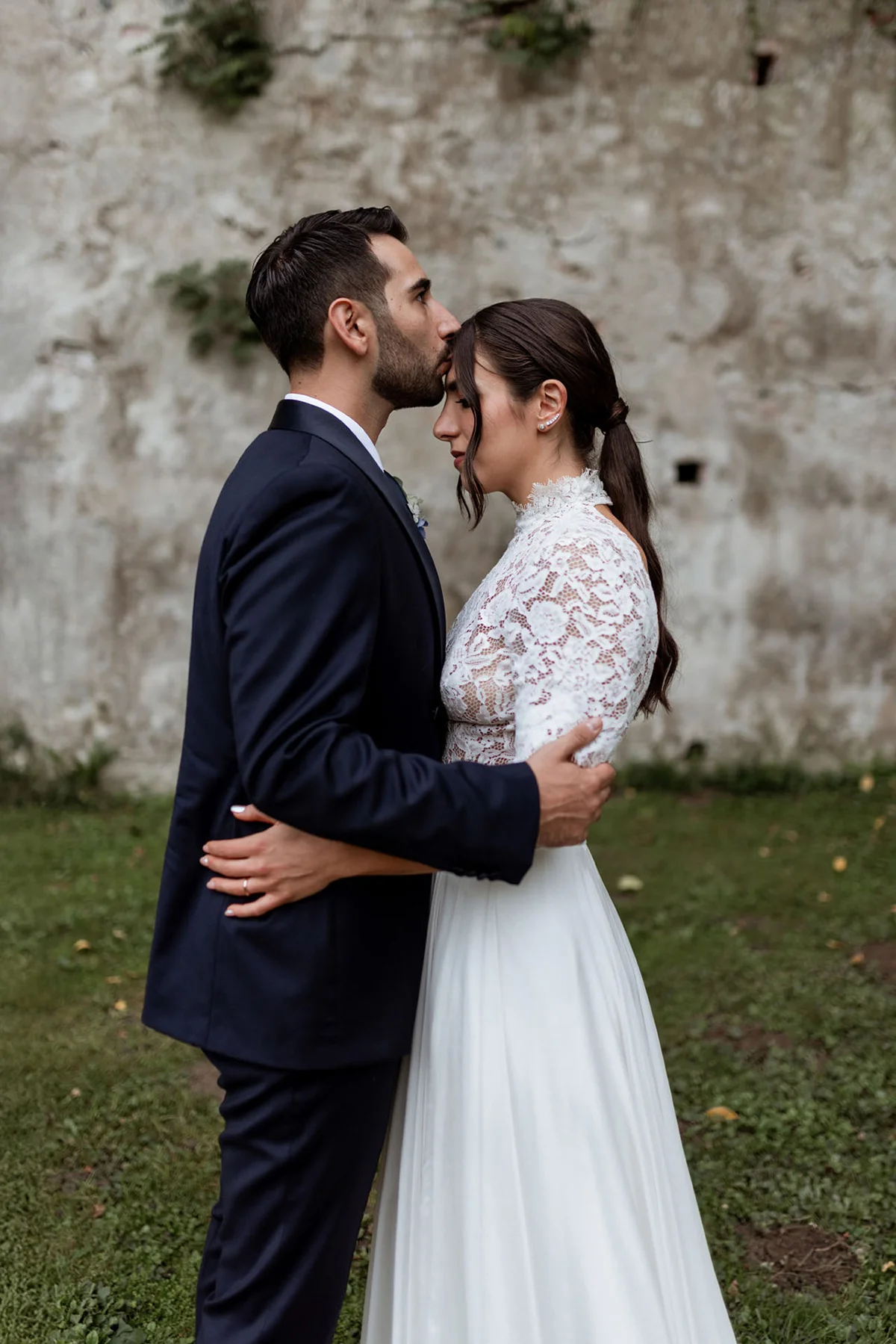 Francesca e Pierluigi abbracciati nel giardino della villa