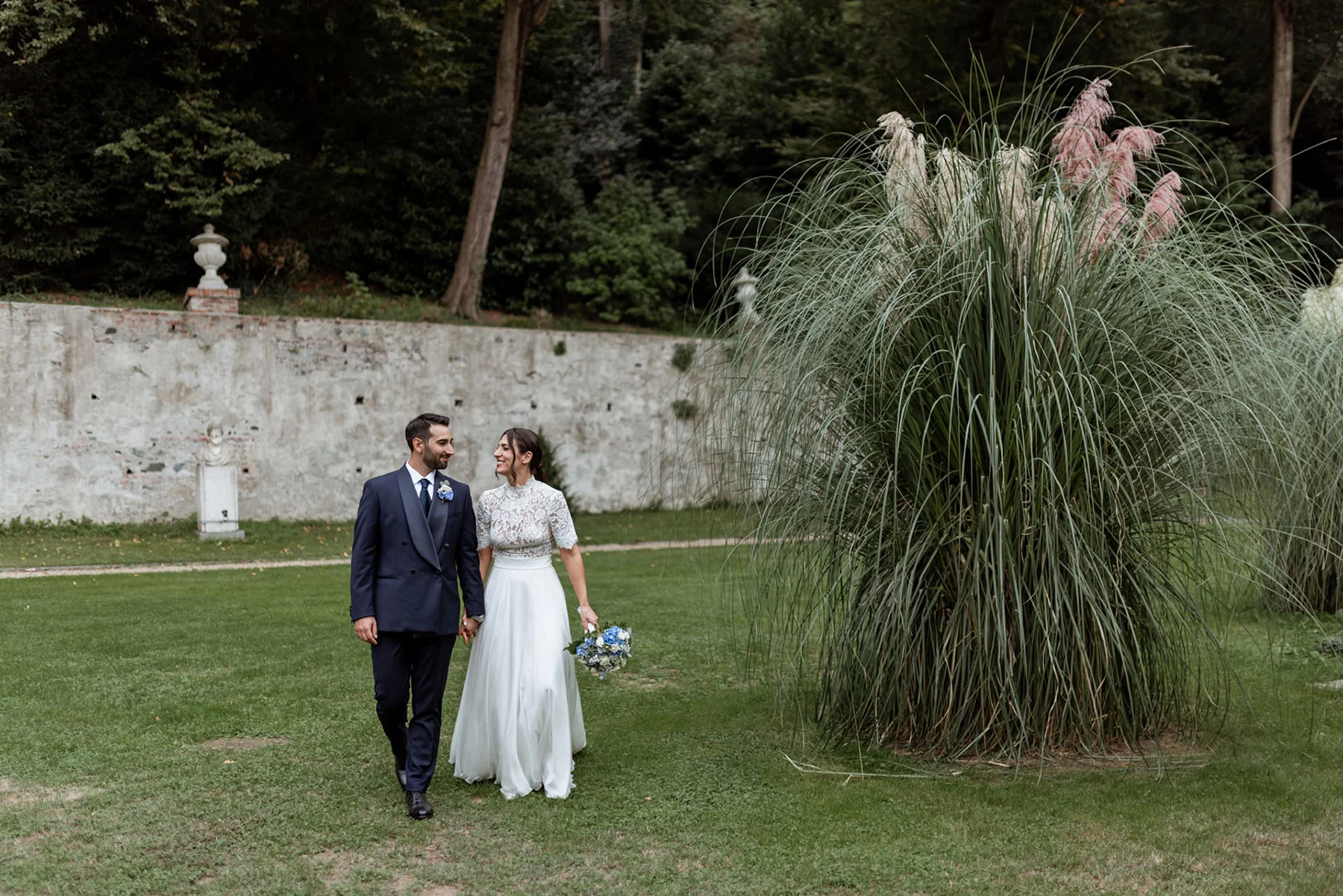Francesca e Pierluigi passeggiano nel giardino della villa