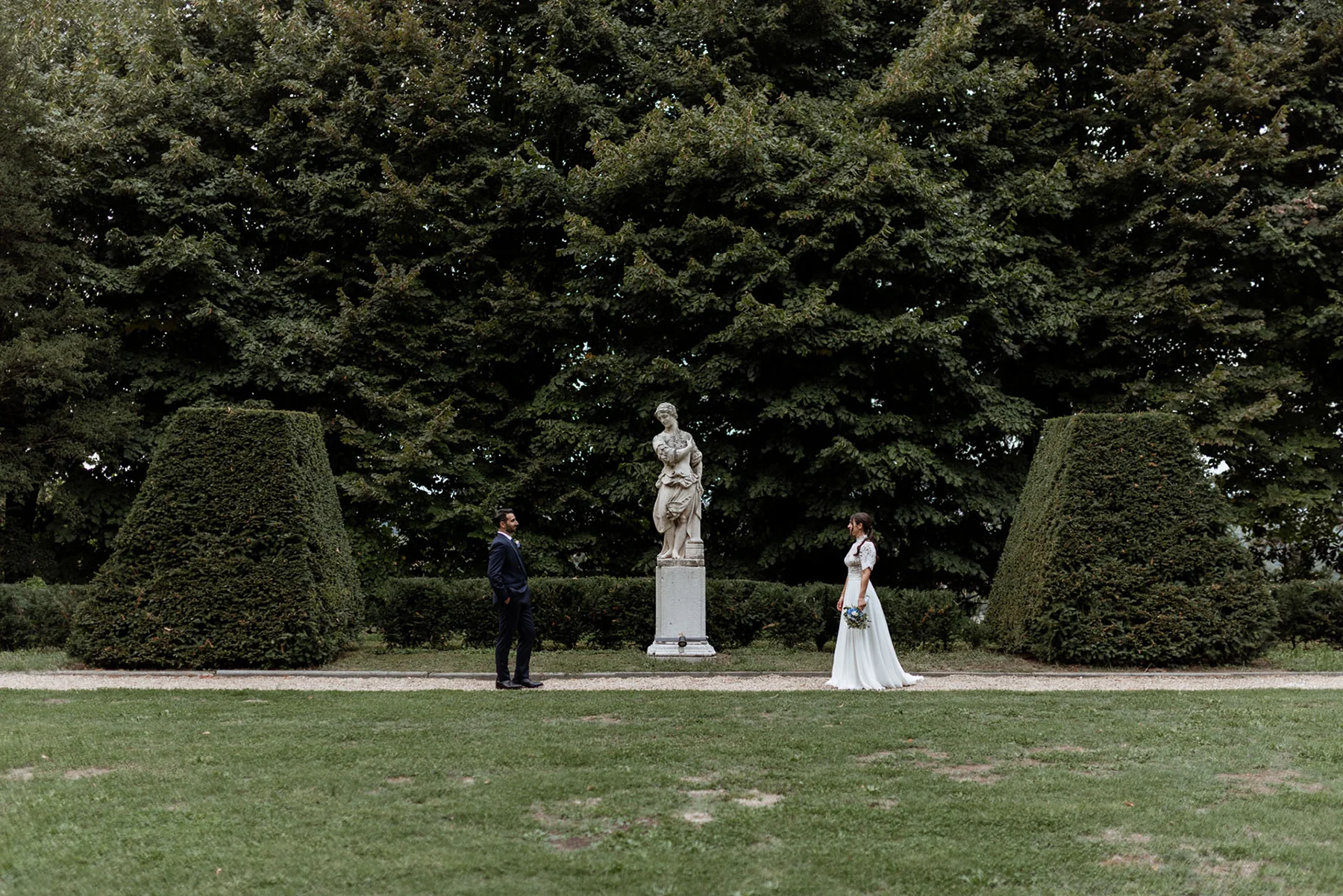 Francesca e Pierluigi nel grande giardino di Villa d&rsquo;Agli&egrave;