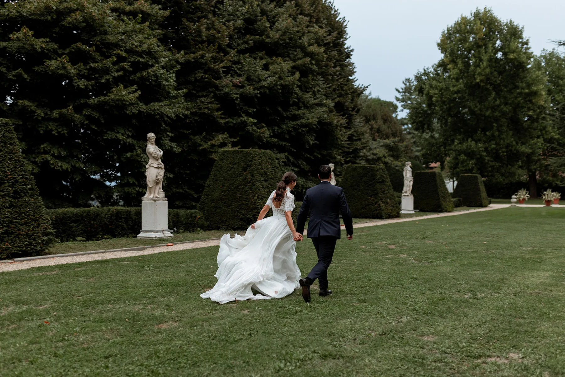 Francesca e Pierluigi camminano nel parco di Villa d&rsquo;Agli&egrave;