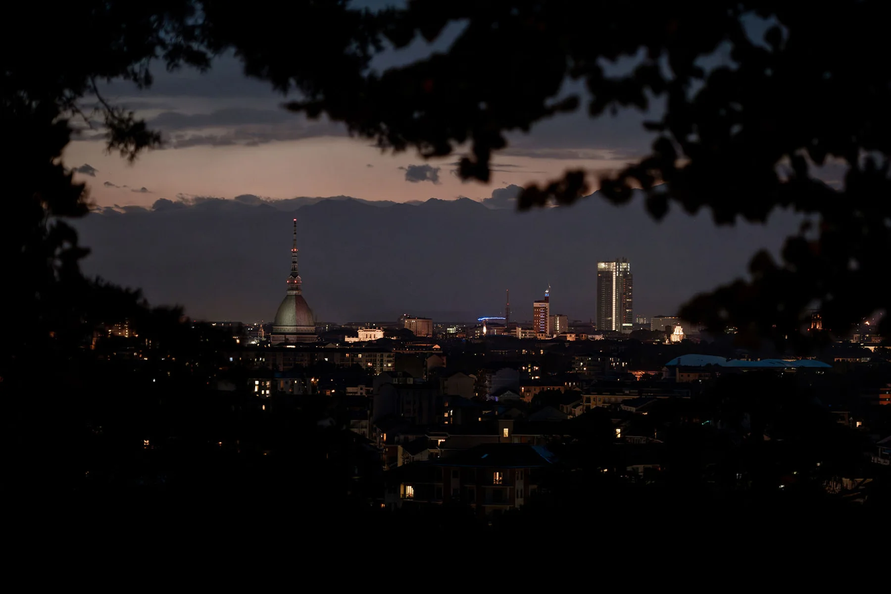 Vista serale su Torino dal giardino di Villa d&rsquo;Agli&egrave;