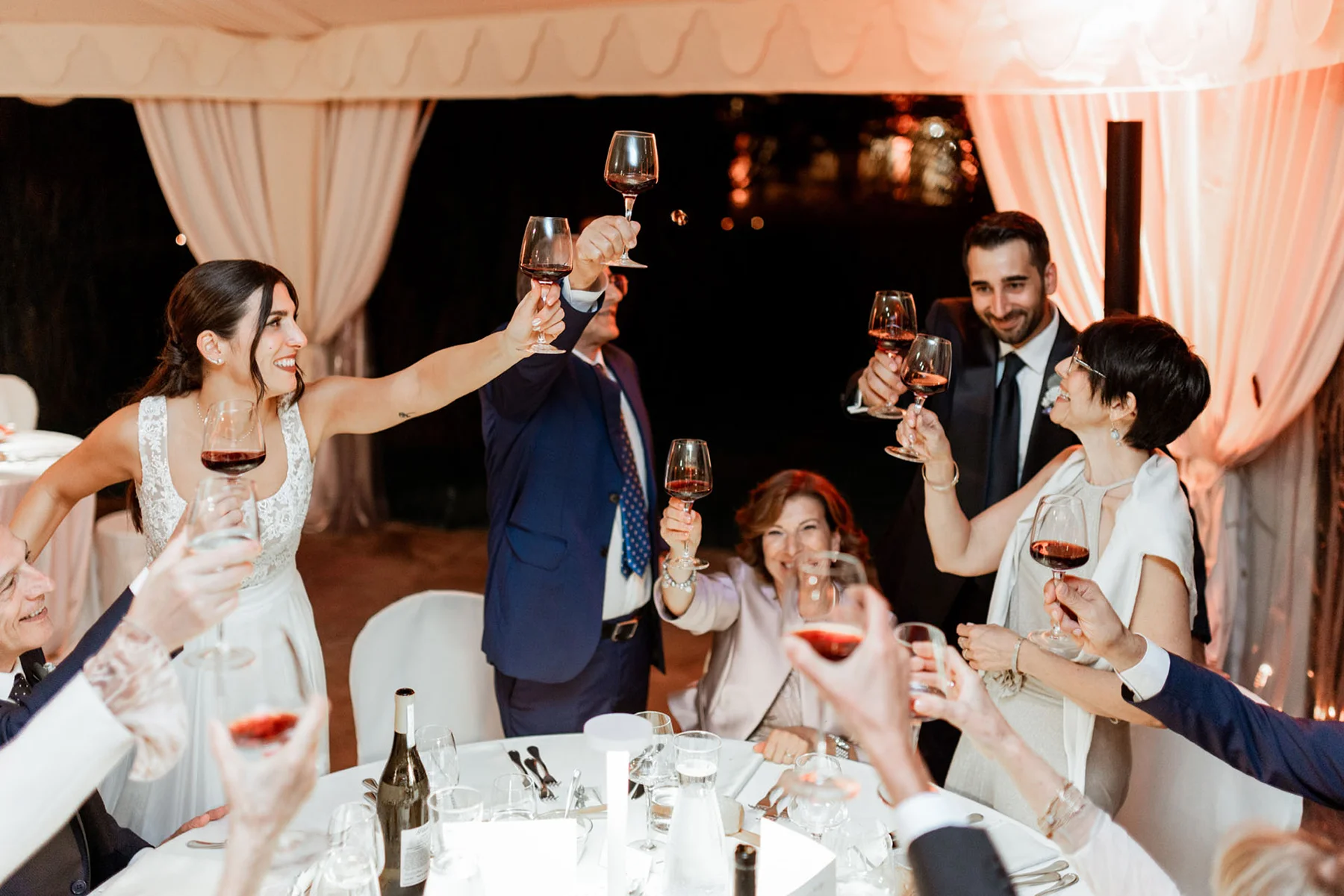 Francesca e Pierluigi con gli invitati durante il ricevimento
