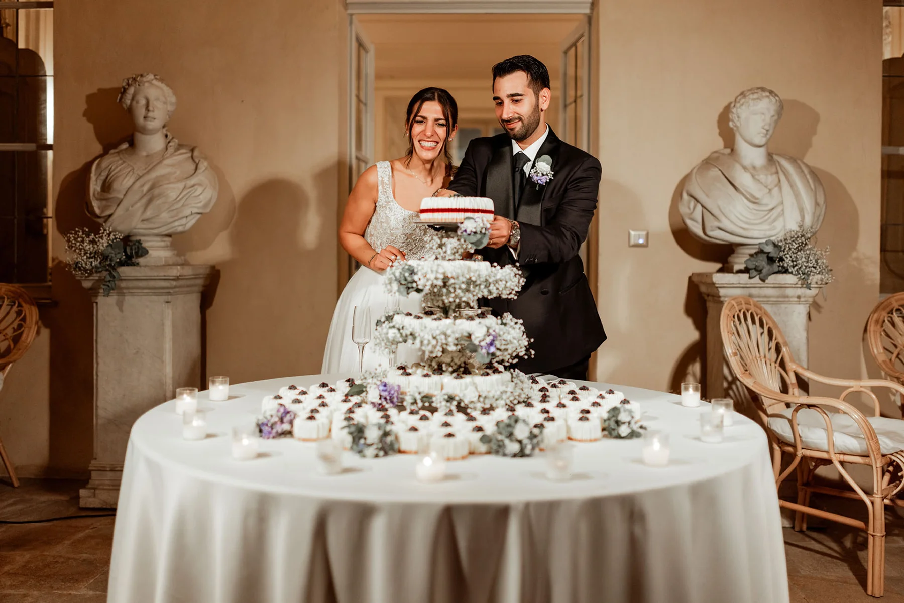 Francesca e Pierluigi davanti alla torta nuziale