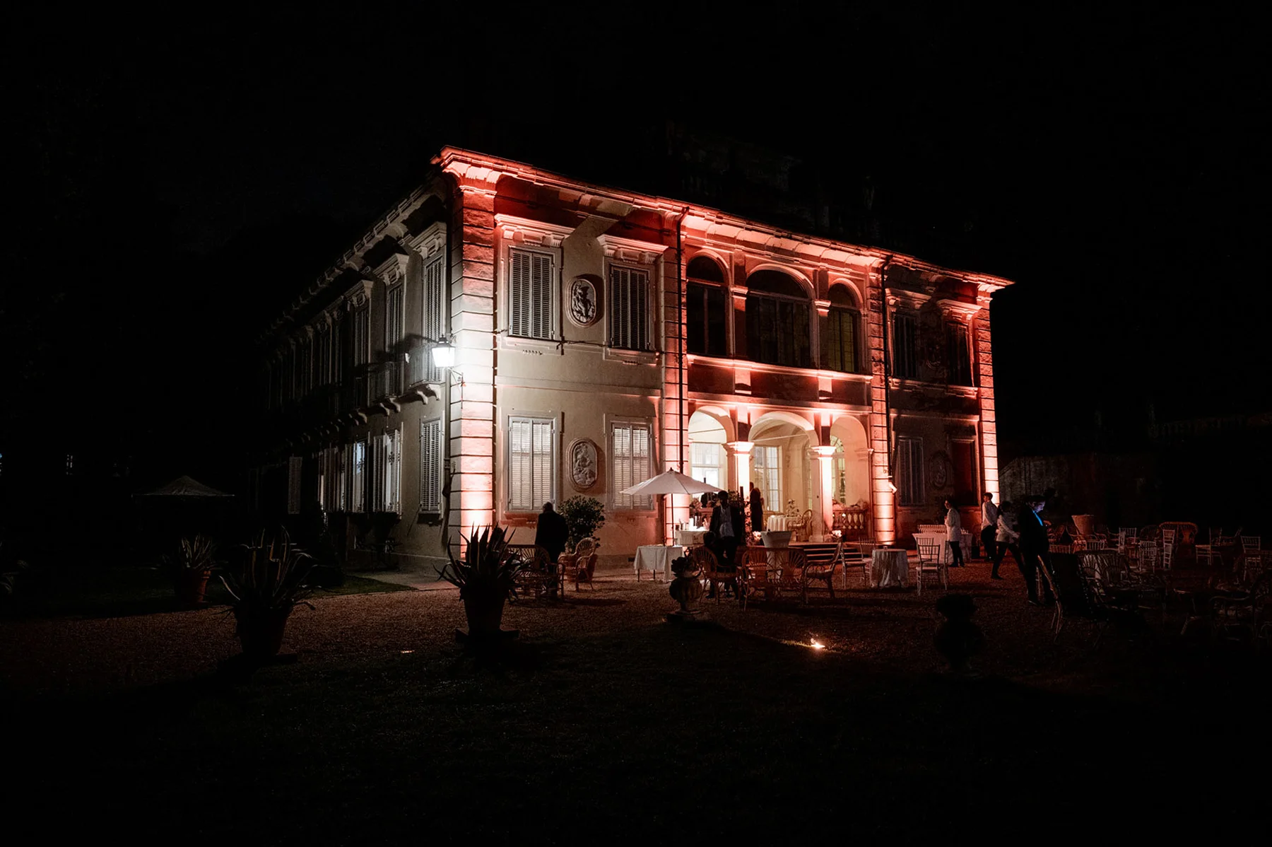 Villa d&rsquo;Agli&egrave; illuminata durante il ricevimento serale