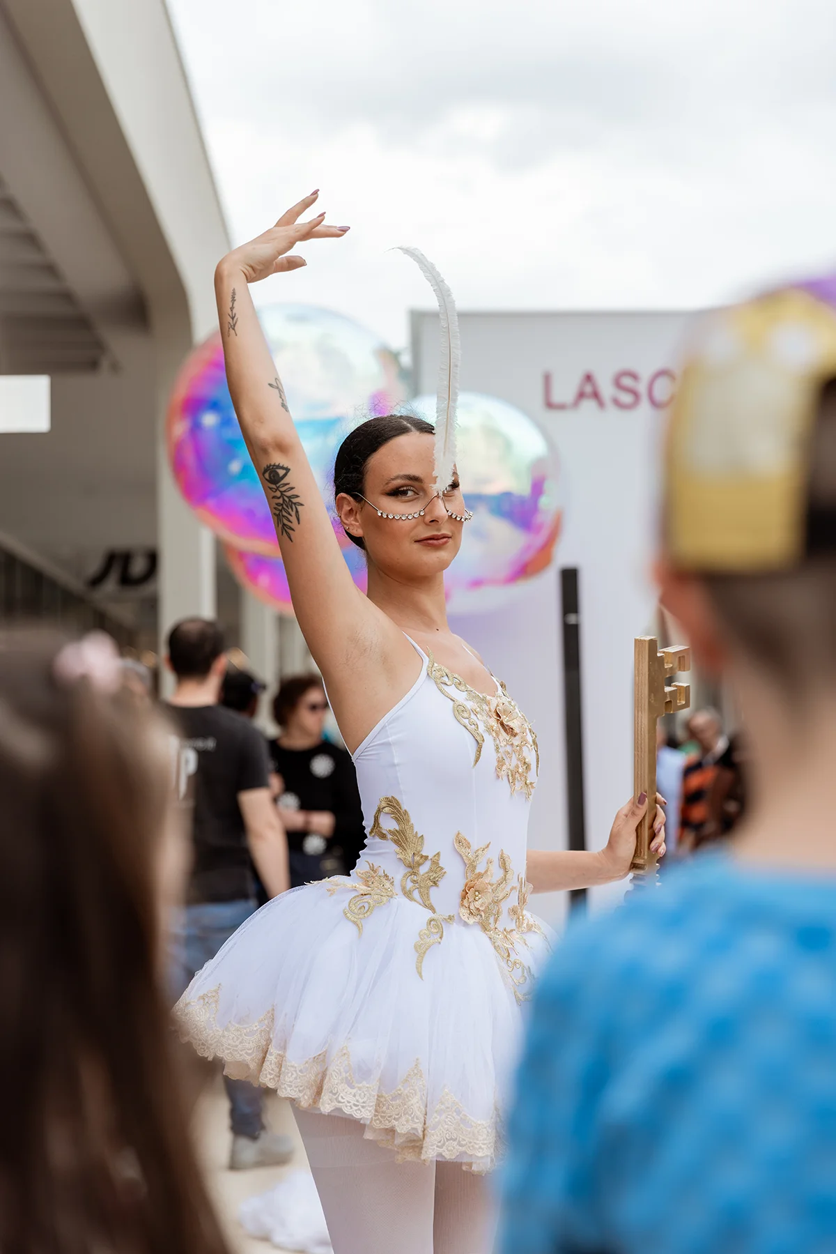 Ballerina in costume bianco durante una performance tra il pubblico
