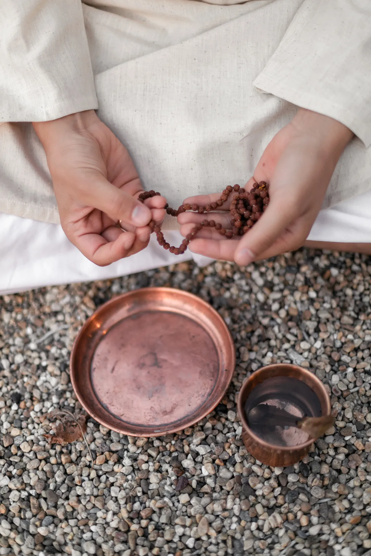 Mani con mala e oggetti per la meditazione