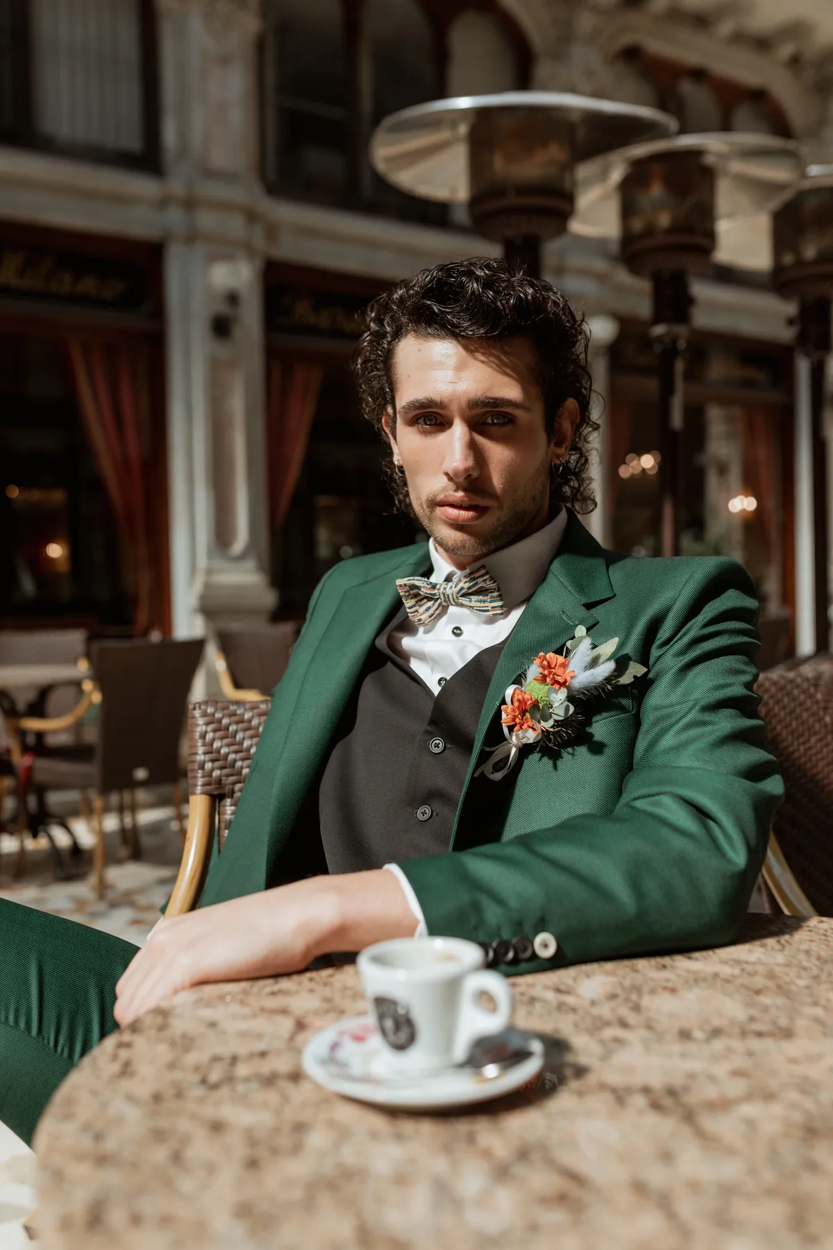 Editorial fashion uomo in abito verde Ritratto di modello con abito verde durante uno shooting moda uomo a Torino