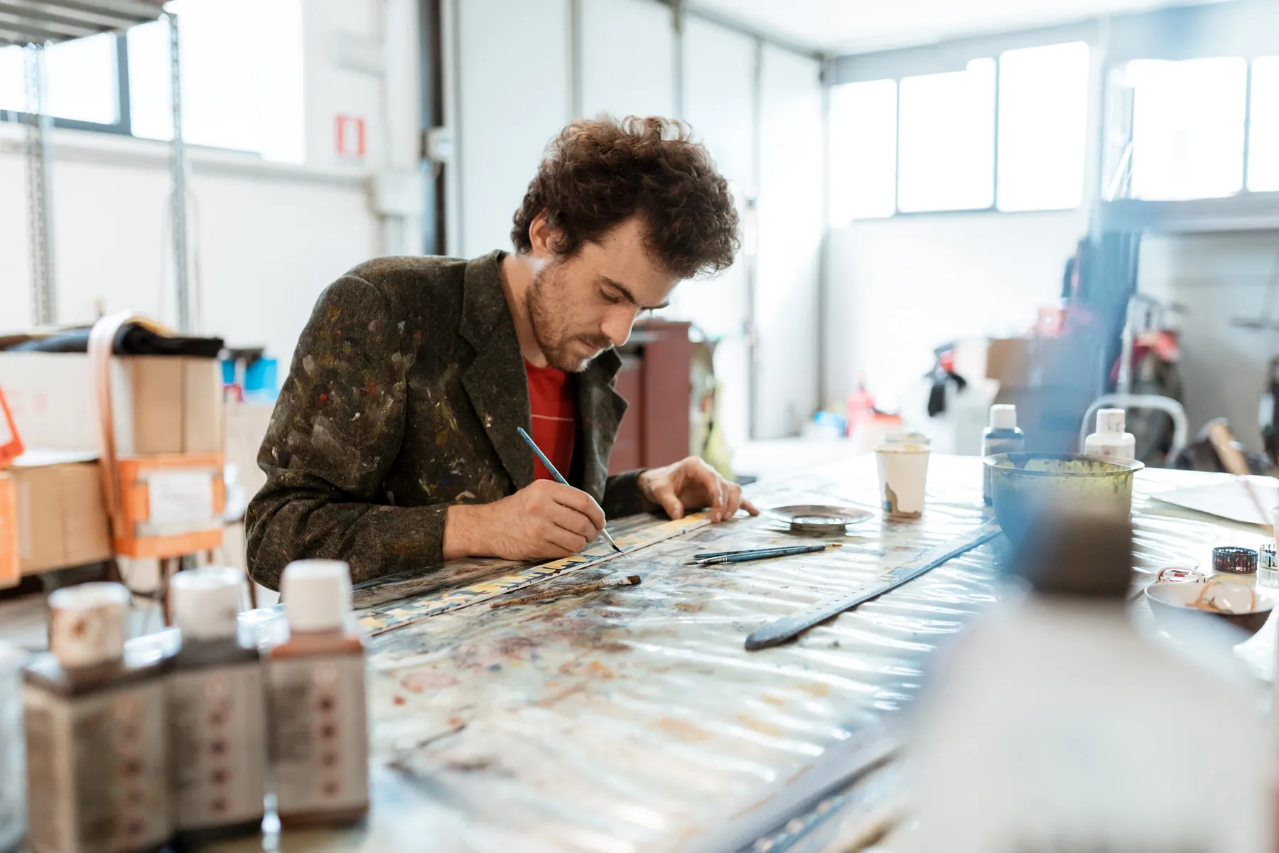 Artista al lavoro nel suo laboratorio durante un servizio fotografico a Torino