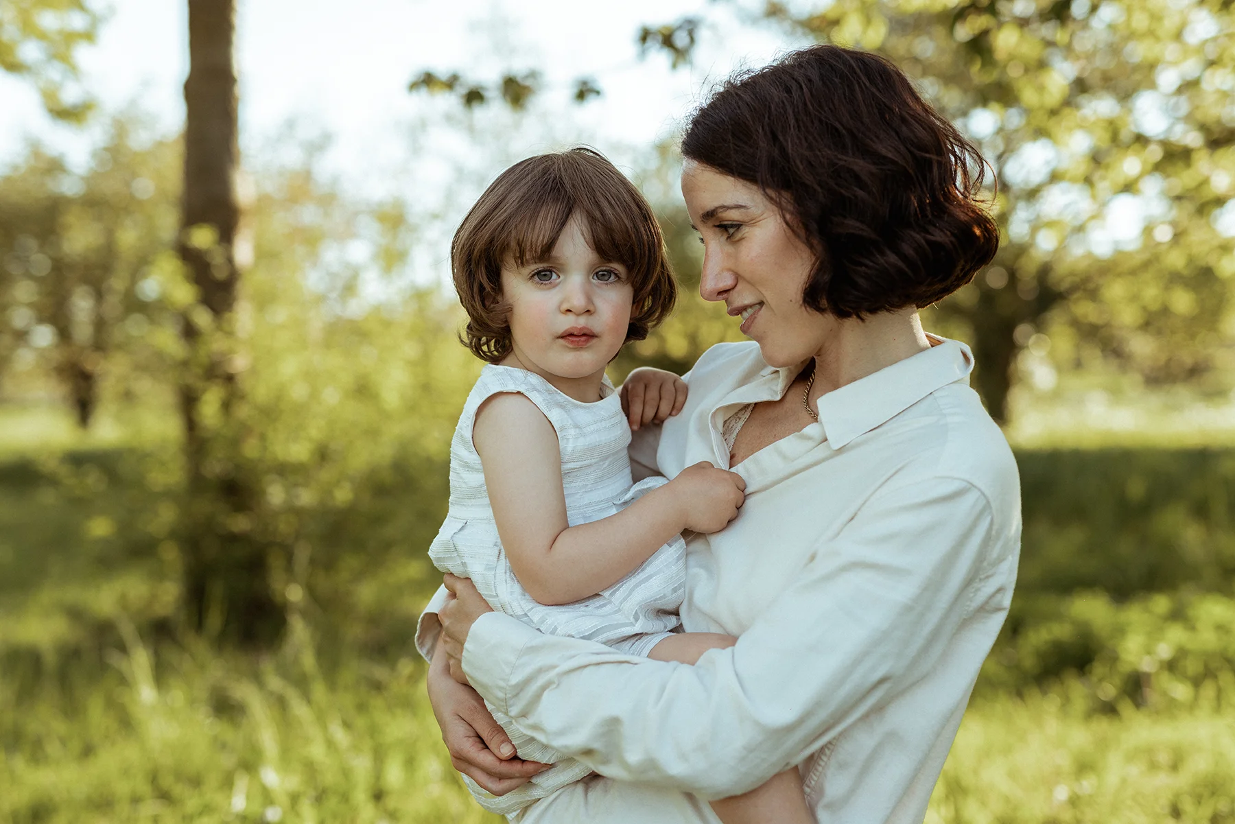 Mamma con la sua bambina in braccio durante un servizio fotografico di famiglia