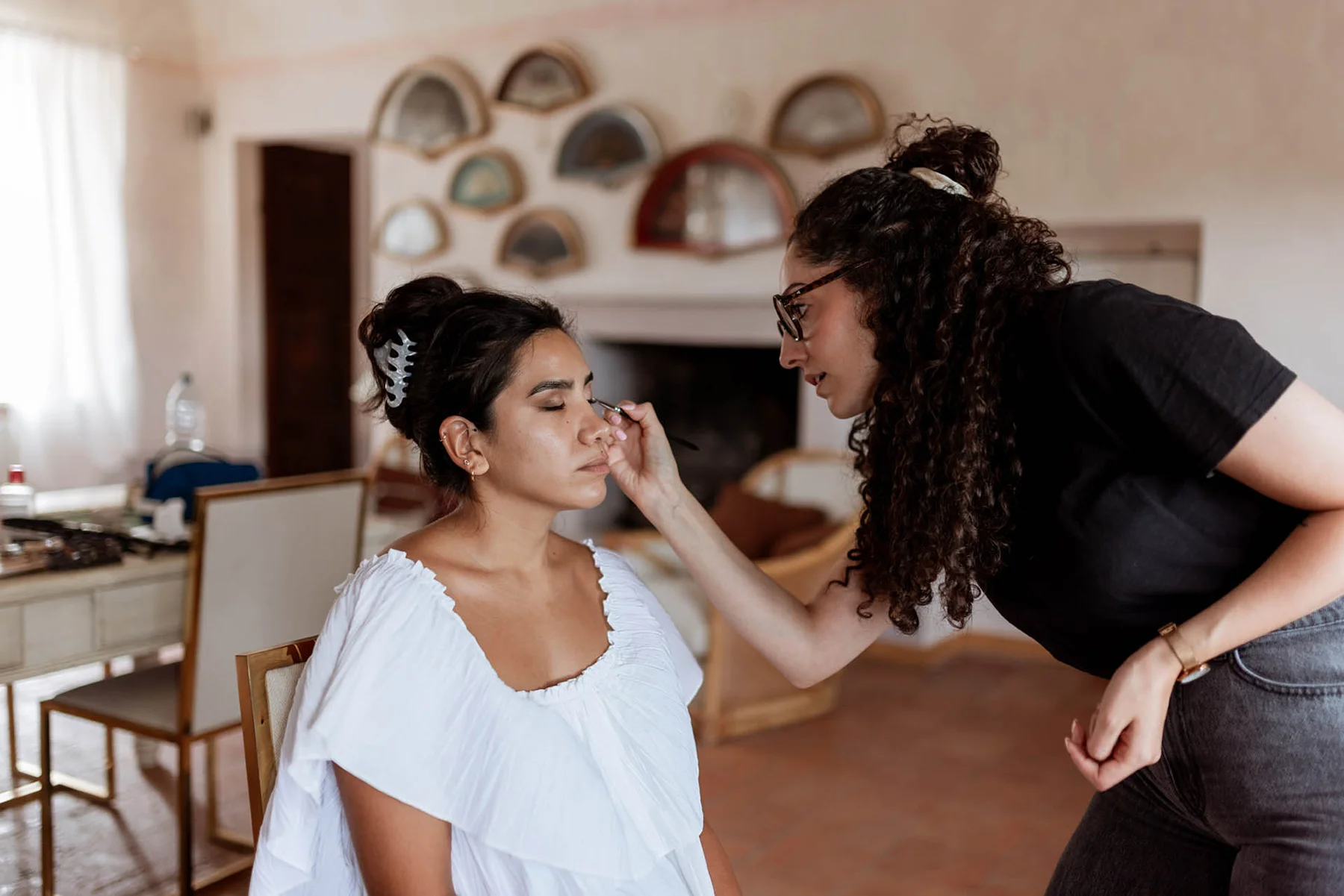 Preparazione della sposa Rossella durante il trucco prima del matrimonio