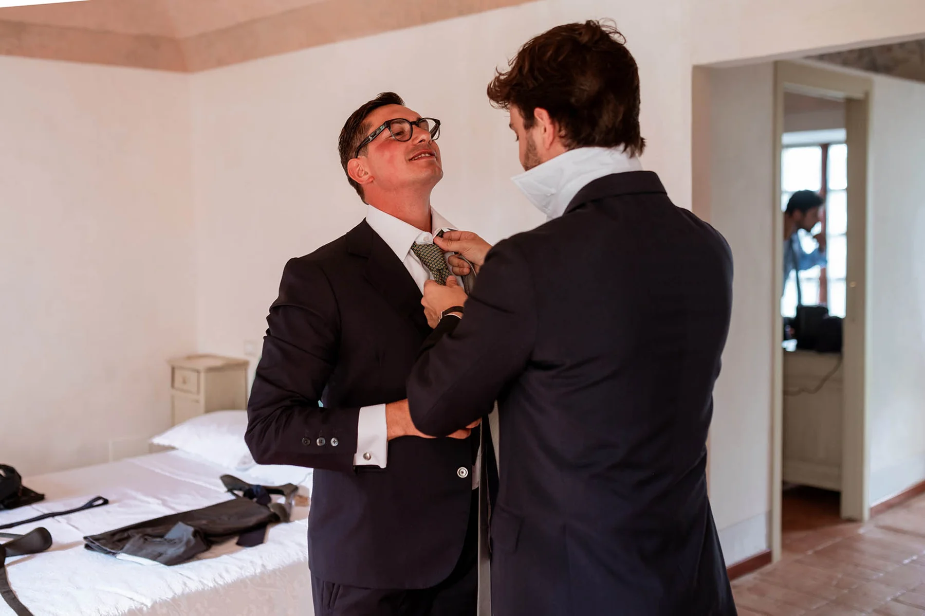 Preparativi dello sposo Max durante i preparativi del matrimonio