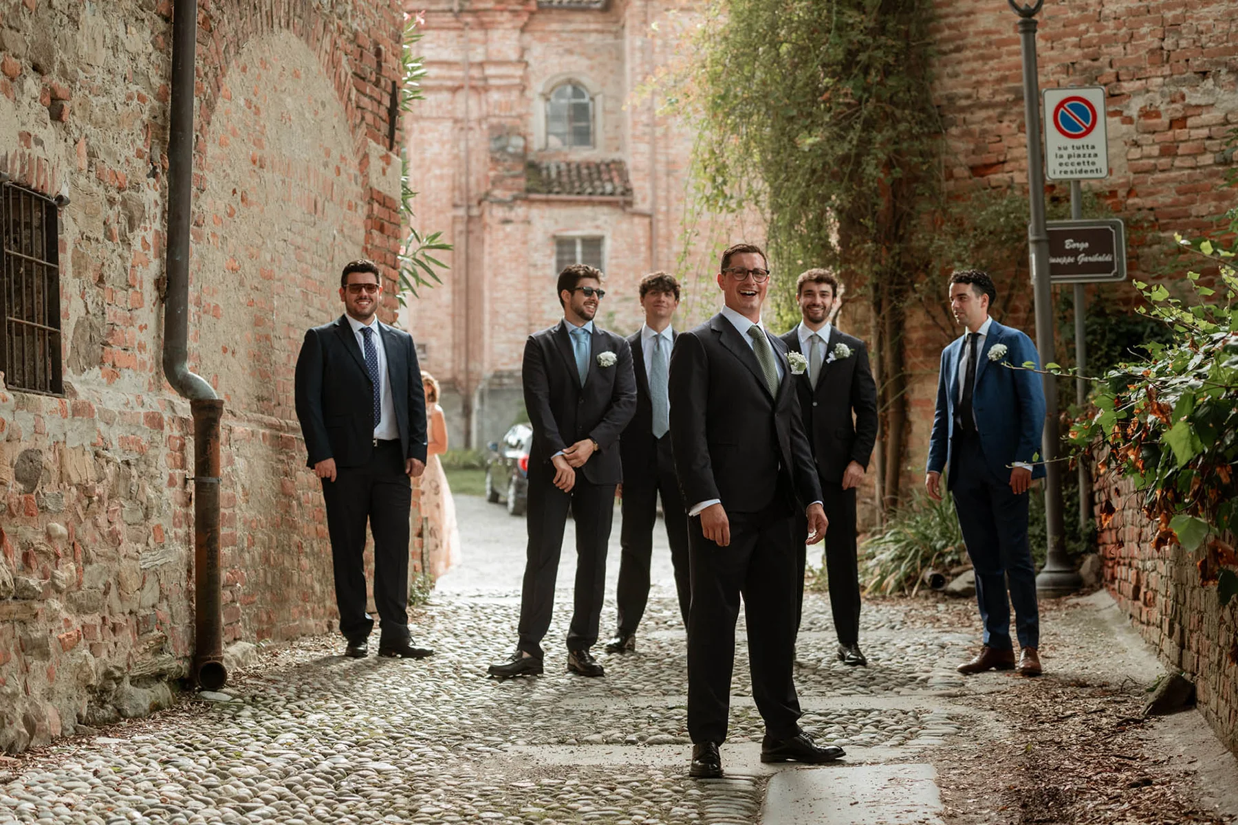 Lo sposo prima della cerimonia Max con gli amici prima della cerimonia