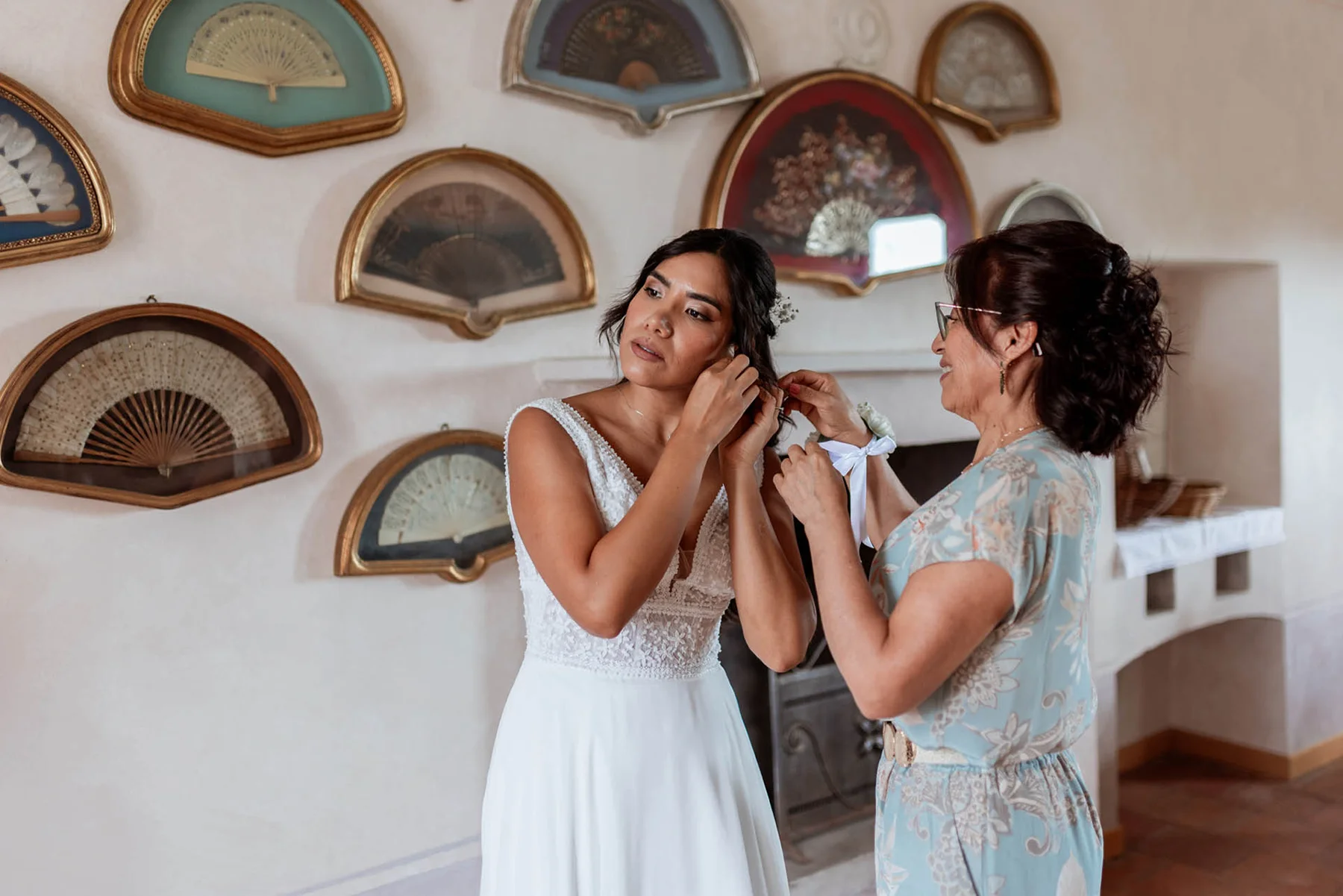 Gli ultimi preparativi della sposa Rossella negli ultimi momenti della preparazione