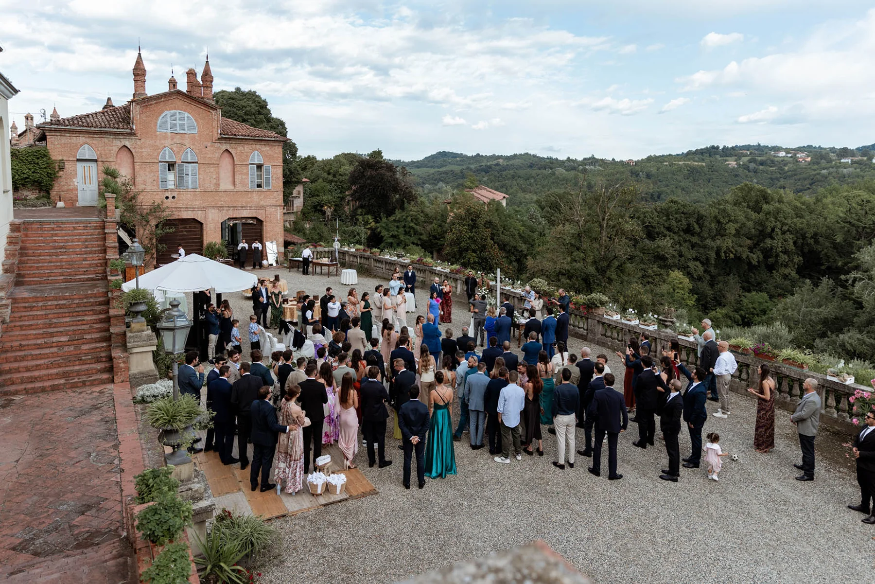 Cerimonia sulla terrazza Cerimonia di matrimonio sulla terrazza del Castello di Brusasco