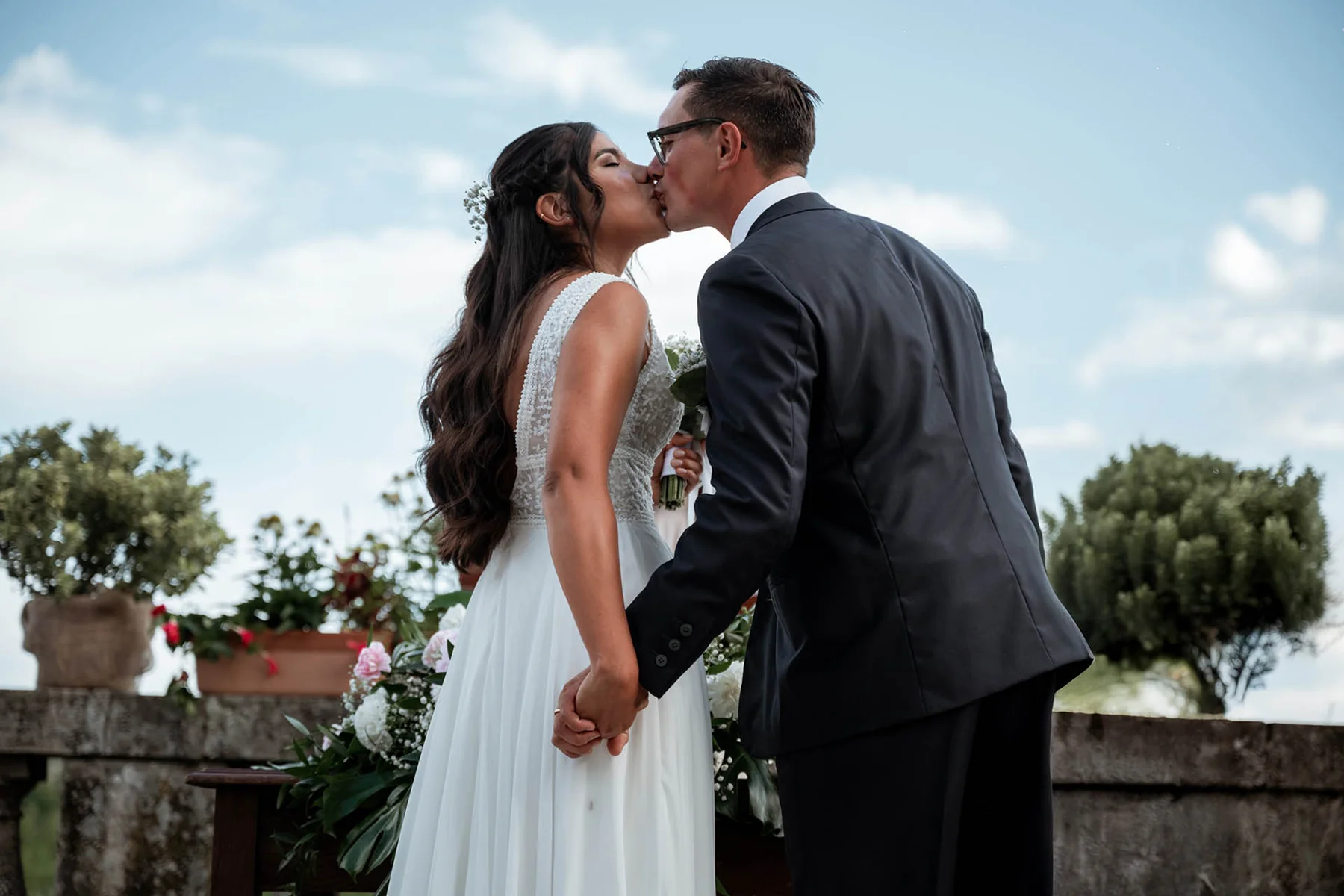 Il bacio degli sposi Bacio di Rossella e Max durante la cerimonia