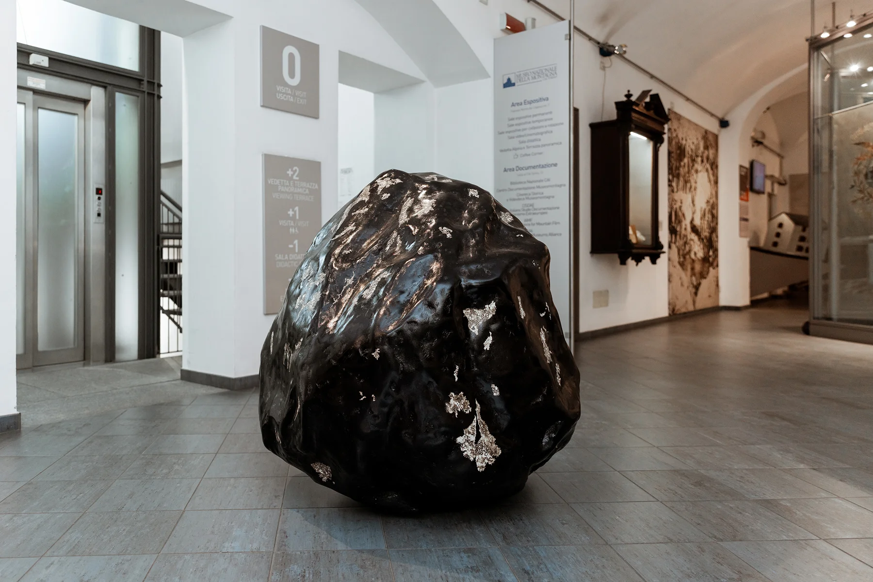 Installazione artistica all&rsquo;interno di una sala espositiva a Torino