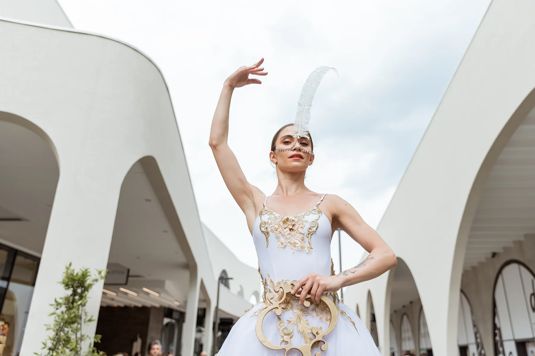 Ballerina in costume bianco durante una performance di danza all&rsquo;aperto