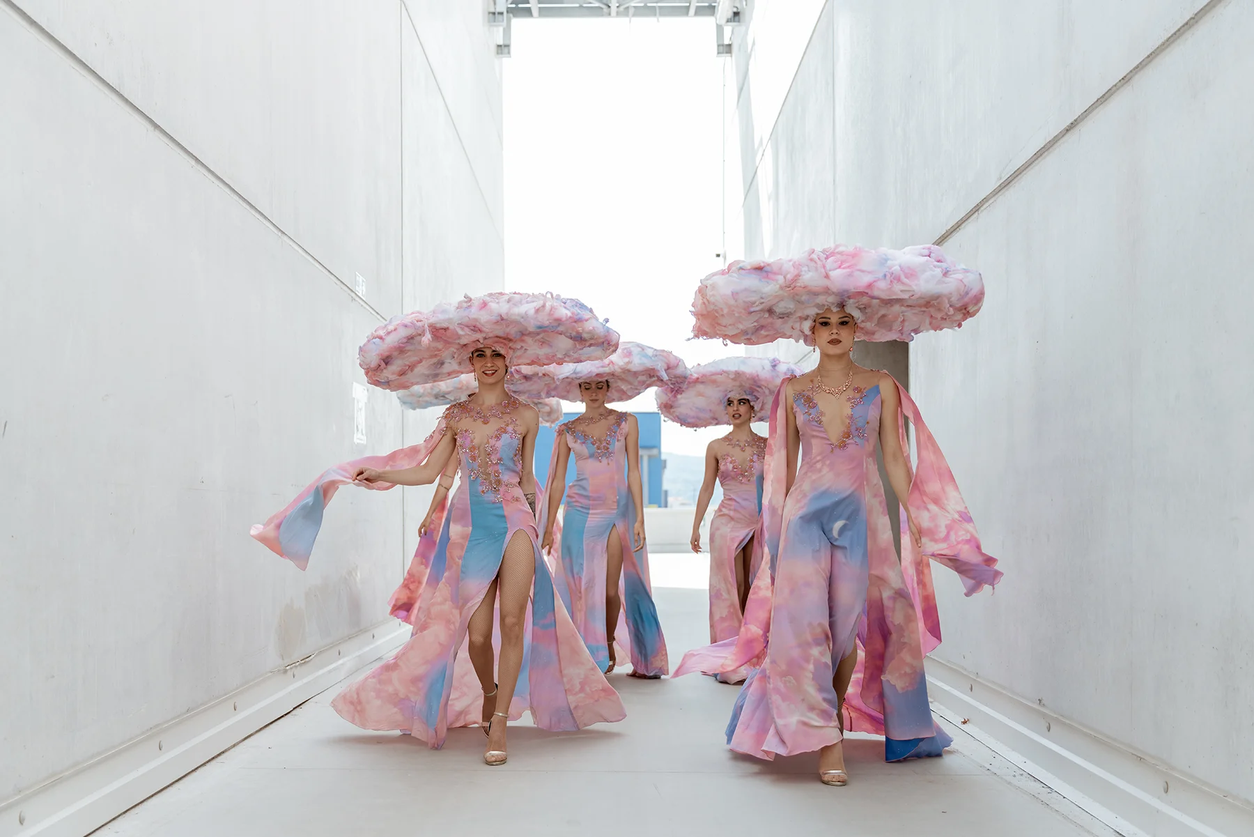 Gruppo di performer in costumi rosa durante uno spettacolo a Torino