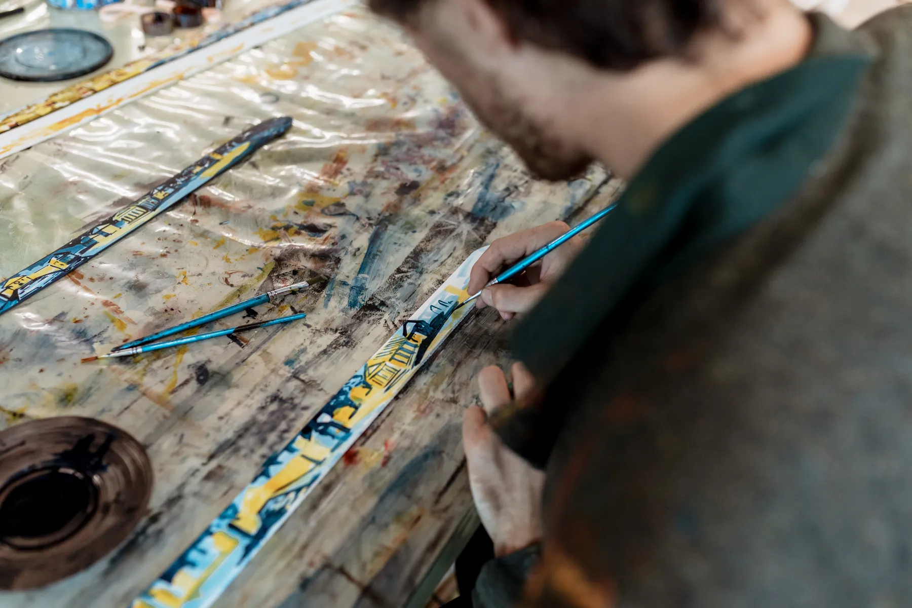 Dettaglio delle mani di un artista mentre lavora nel laboratorio