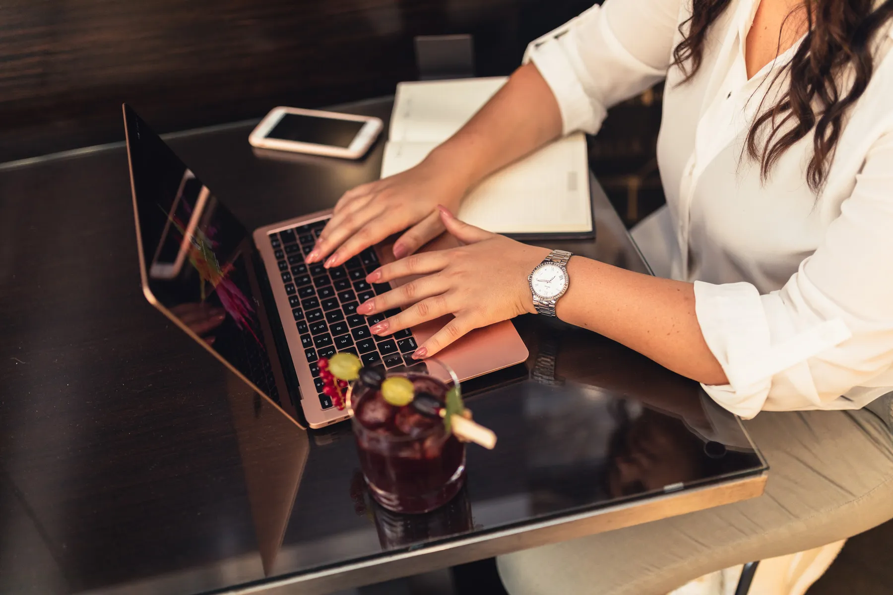 Mani di una professionista al computer durante il lavoro