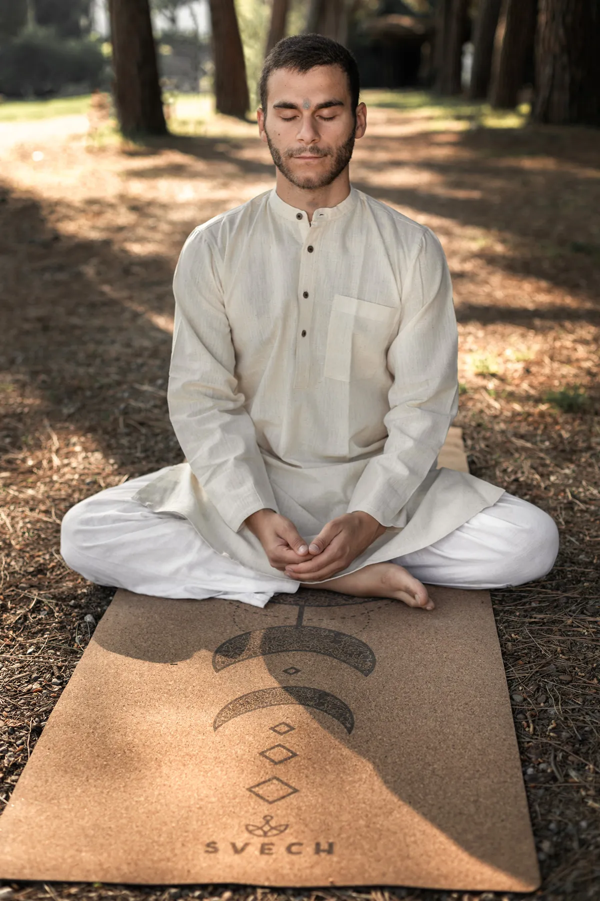 Uomo seduto in meditazione nella natura