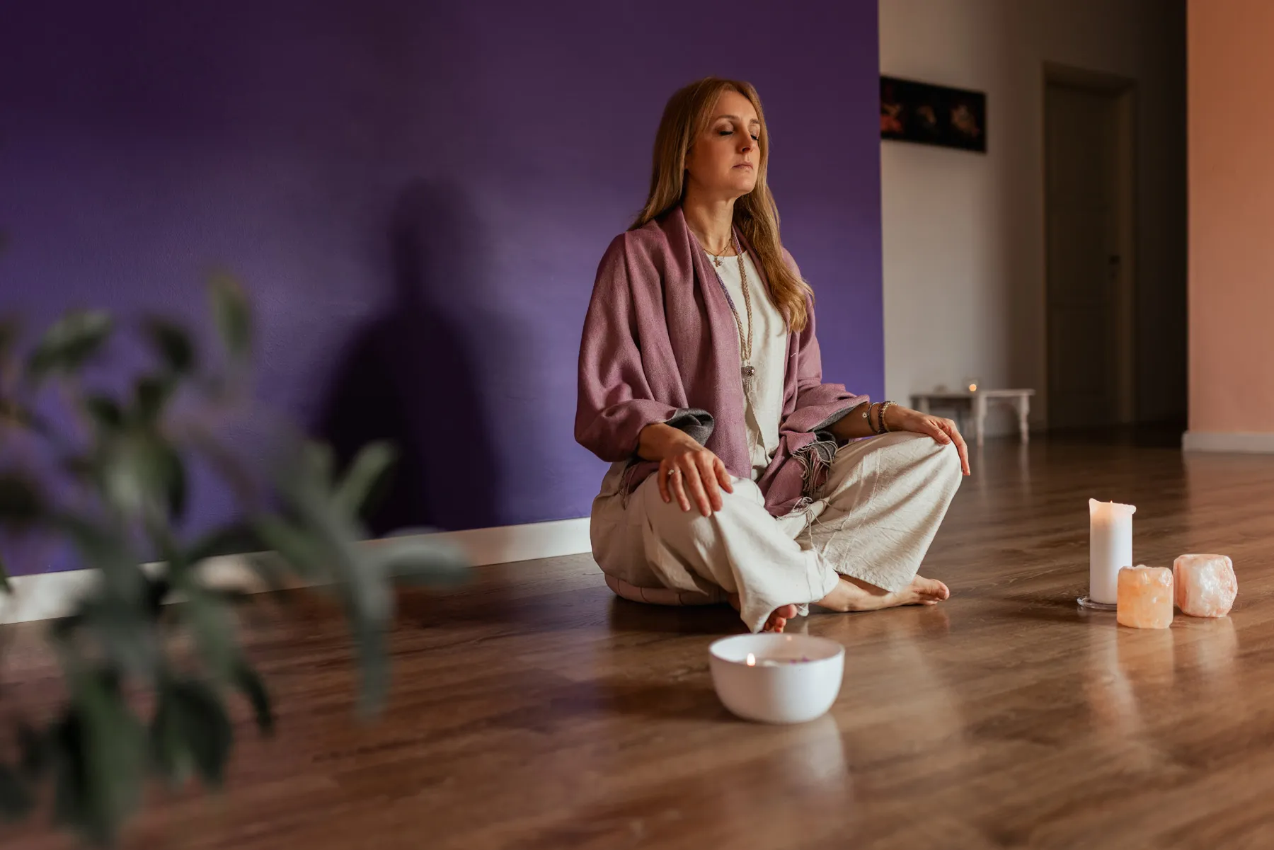 Donna seduta in meditazione durante un servizio fotografico in studio