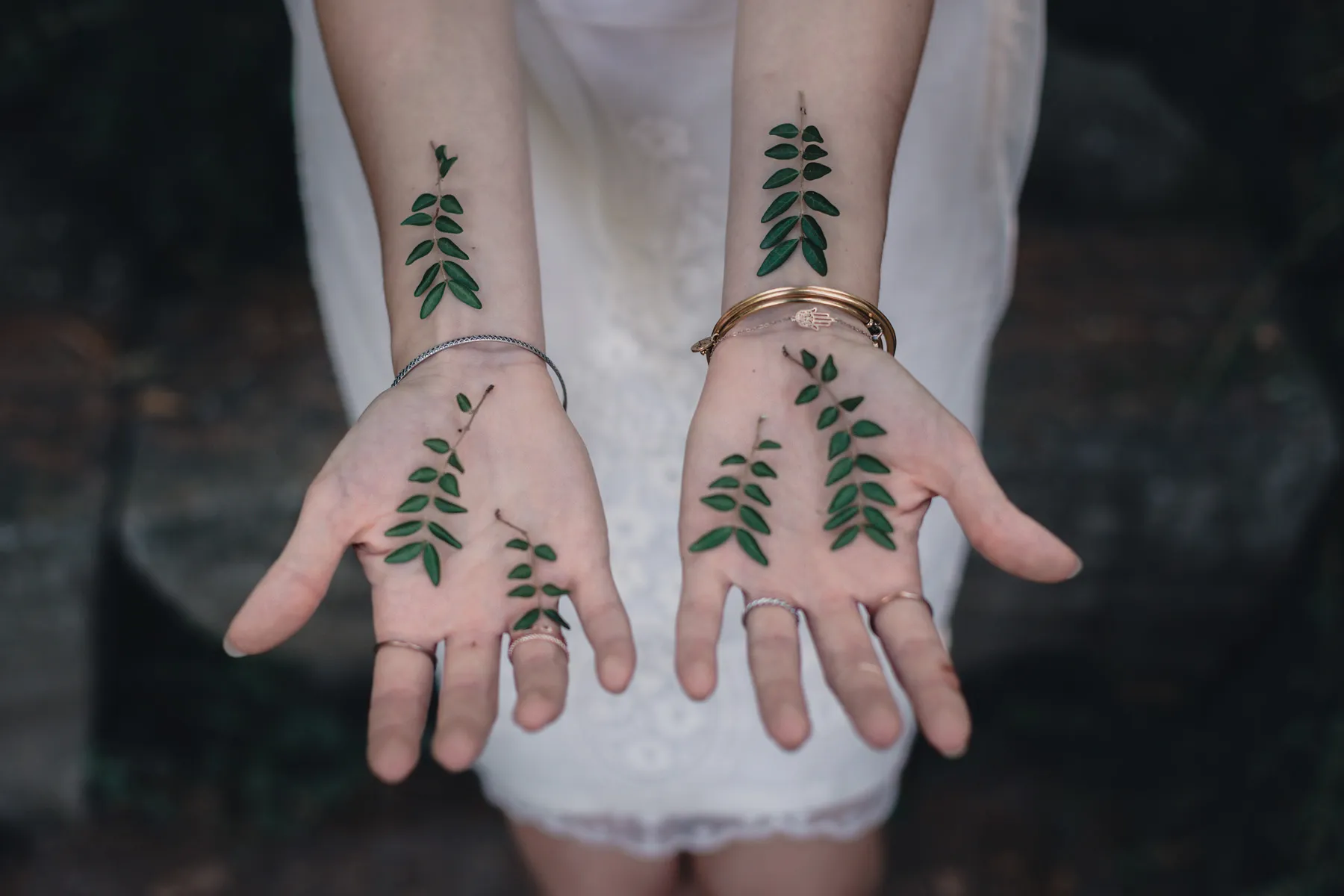 Mani aperte con decorazioni botaniche durante un servizio di personal branding