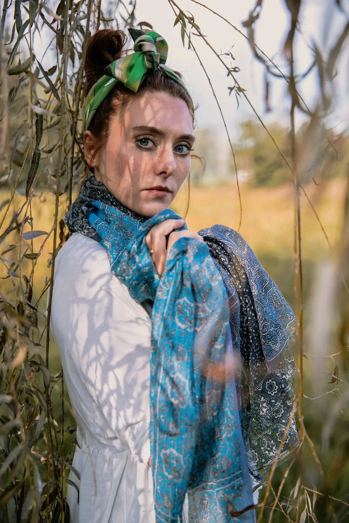 Ritratto fashion con accessori tessili Primo piano di modella con accessori tessili colorati durante un servizio fotografico fashion