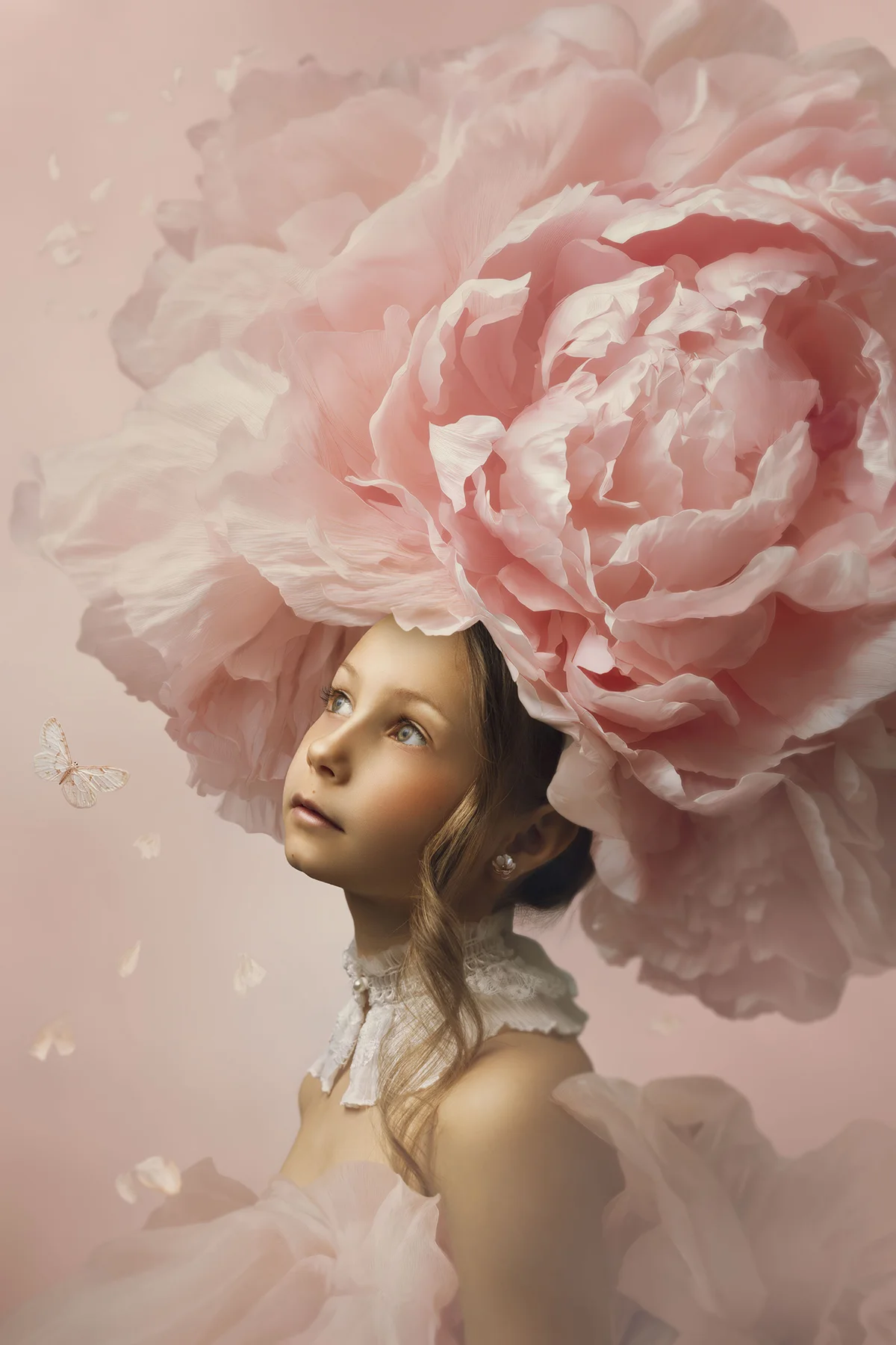 Ritratto Fine Art tra fiori e farfalle Ritratto Fine Art di una bambina tra grandi fiori rosa e una farfalla