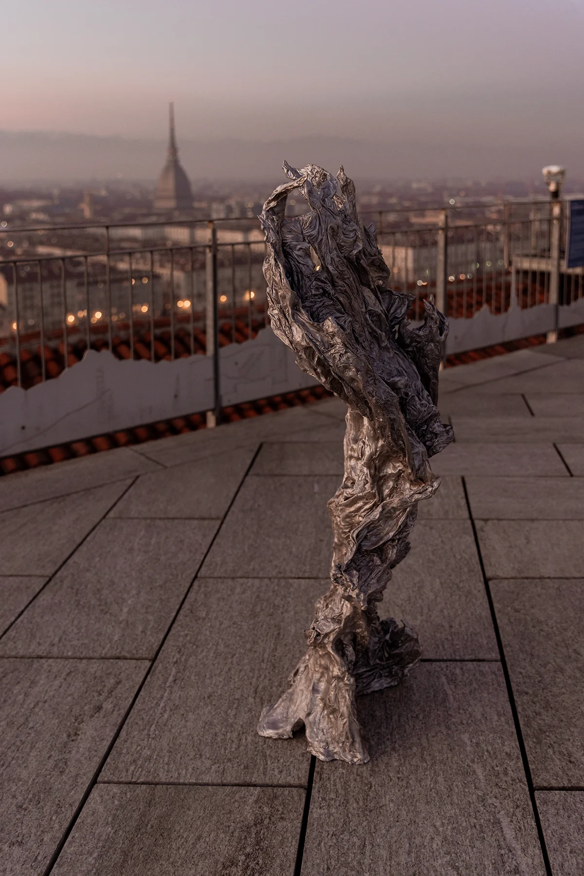 Scultura sulla terrazza del Museo della Montagna con Torino sullo sfondo