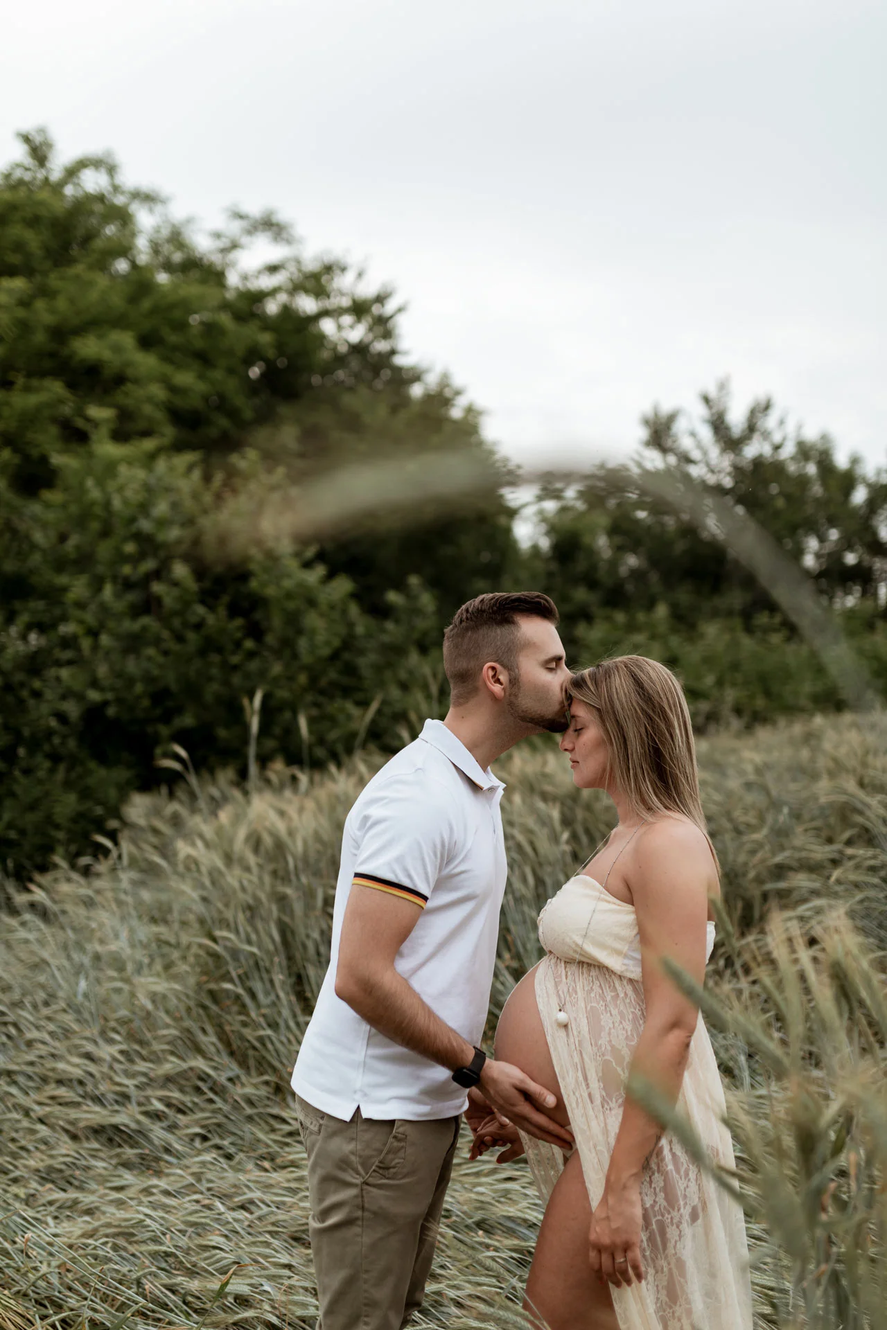 Servizio fotografico di gravidanza all’aperto Coppia in attesa fotografata all’aperto durante un servizio fotografico di gravidanza