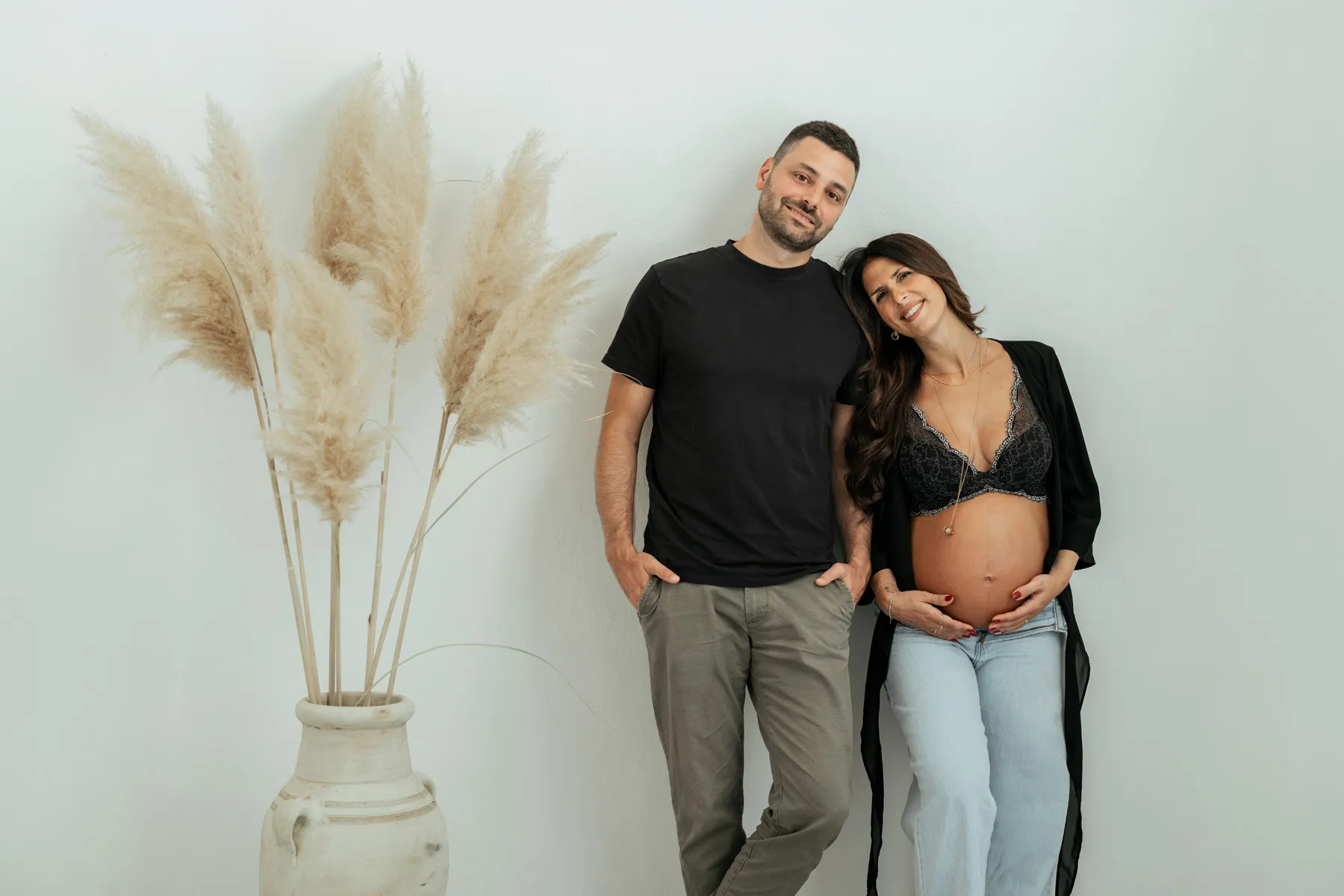Servizio fotografico gravidanza di coppia Futura mamma e compagno insieme durante il book fotografico di gravidanza