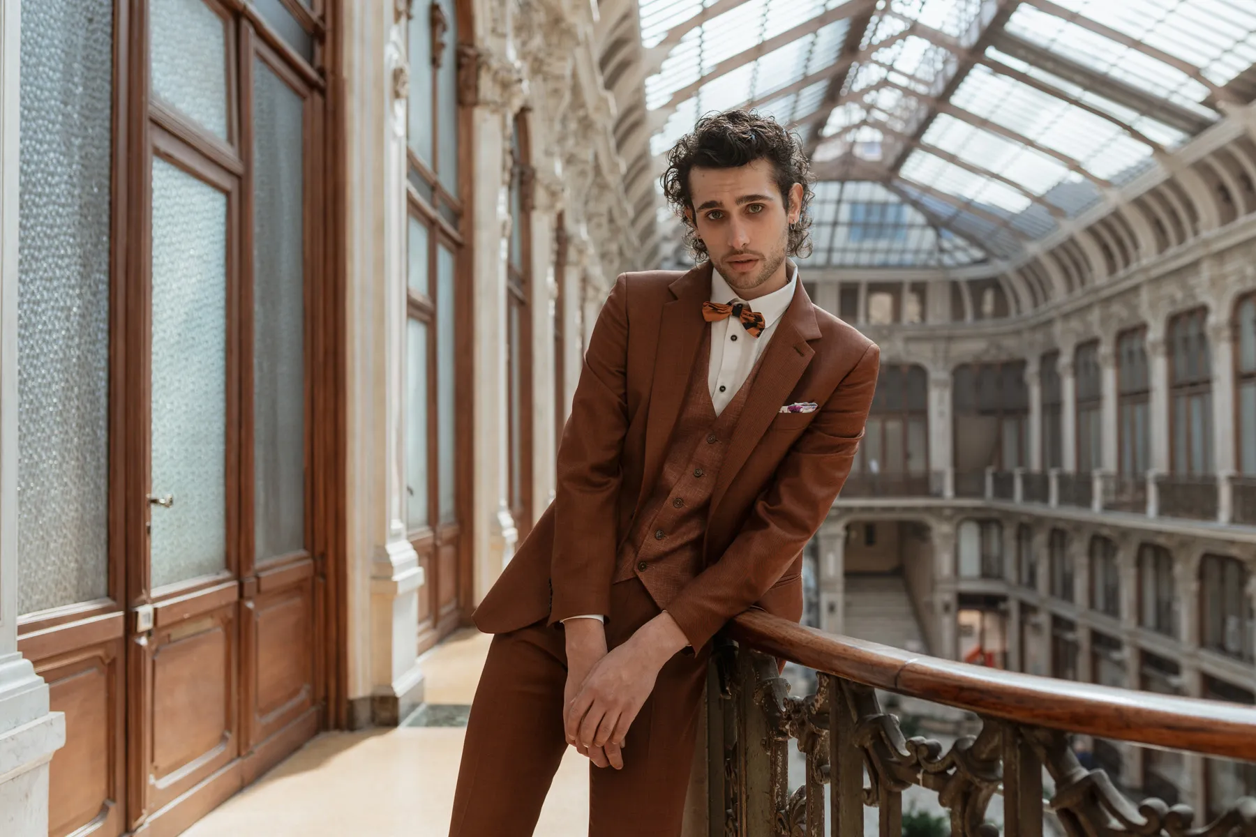 Shooting moda uomo in abito marrone a Torino Modello in abito marrone fotografato nella Galleria Subalpina di Torino