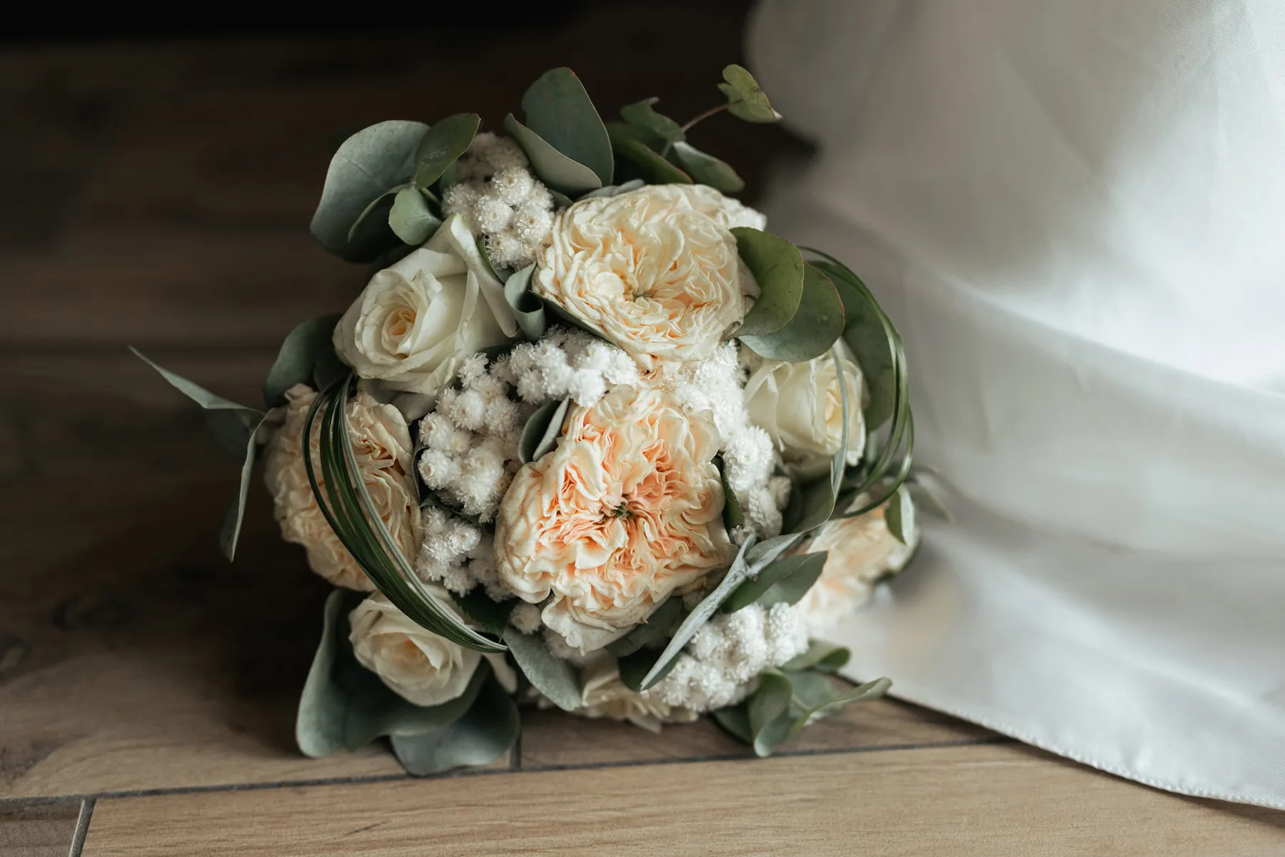 Dettaglio del bouquet della sposa Bouquet della sposa con fiori bianchi e verdi