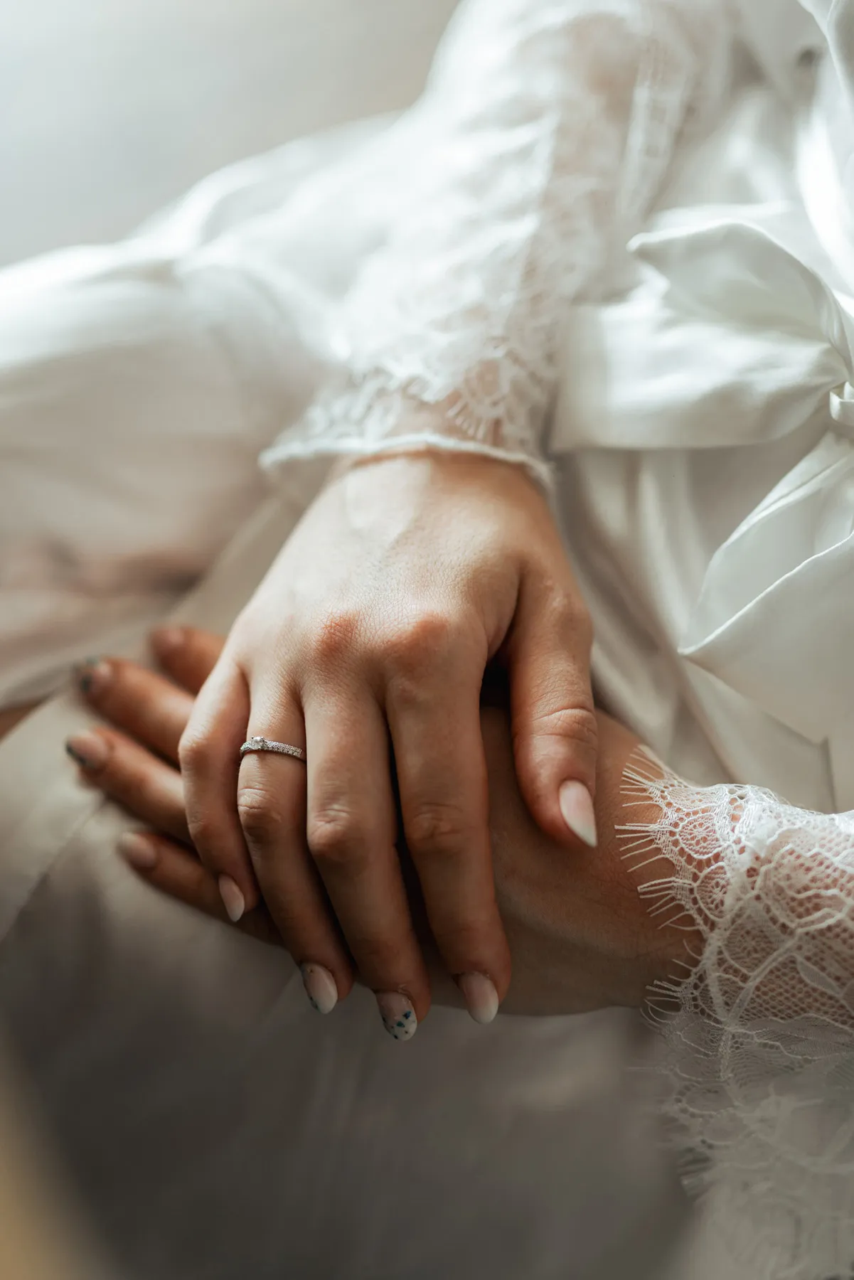 Dettaglio delle mani della sposa Dettaglio delle mani della sposa durante i preparativi