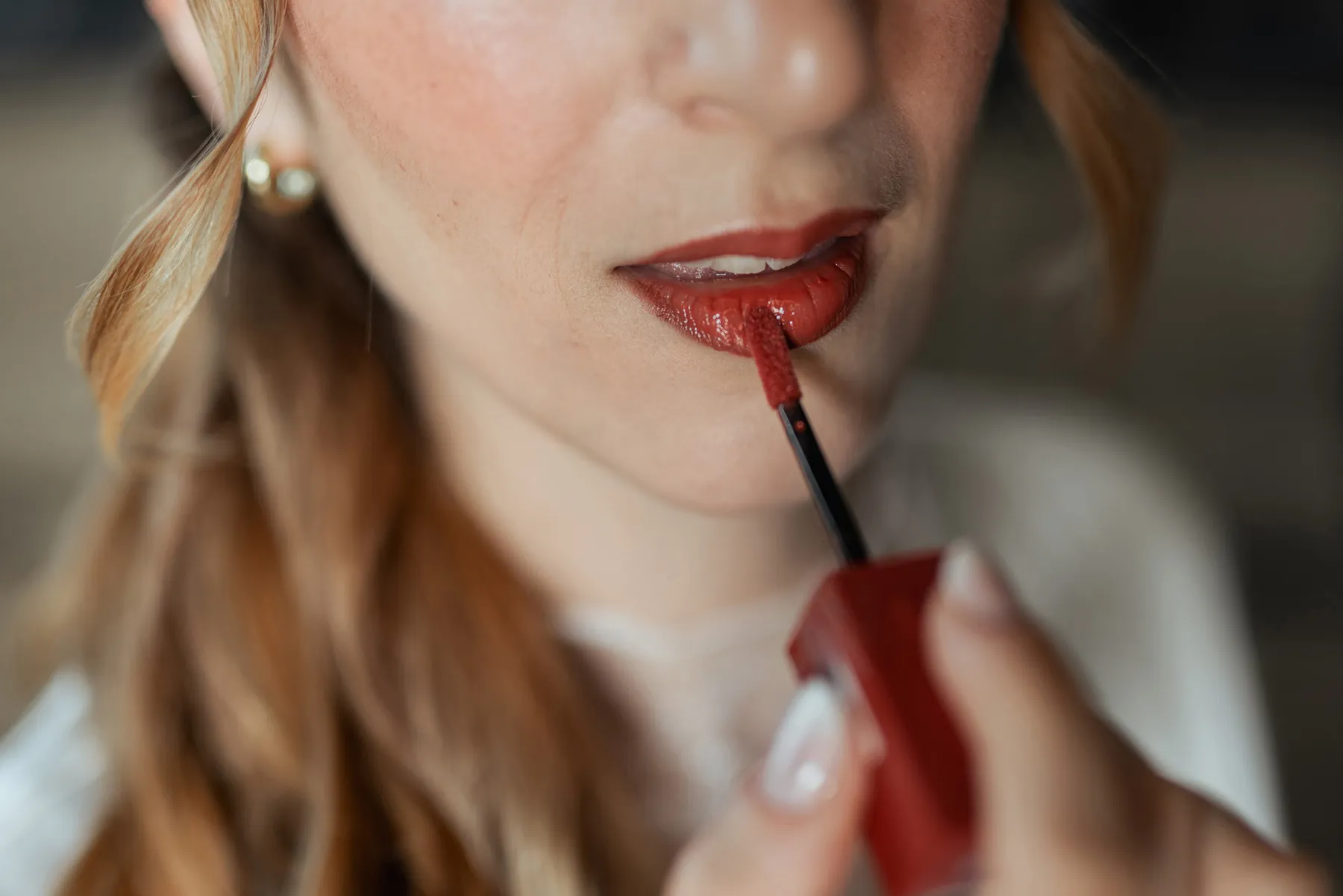 Trucco della sposa Dettaglio della sposa mentre mette il rossetto