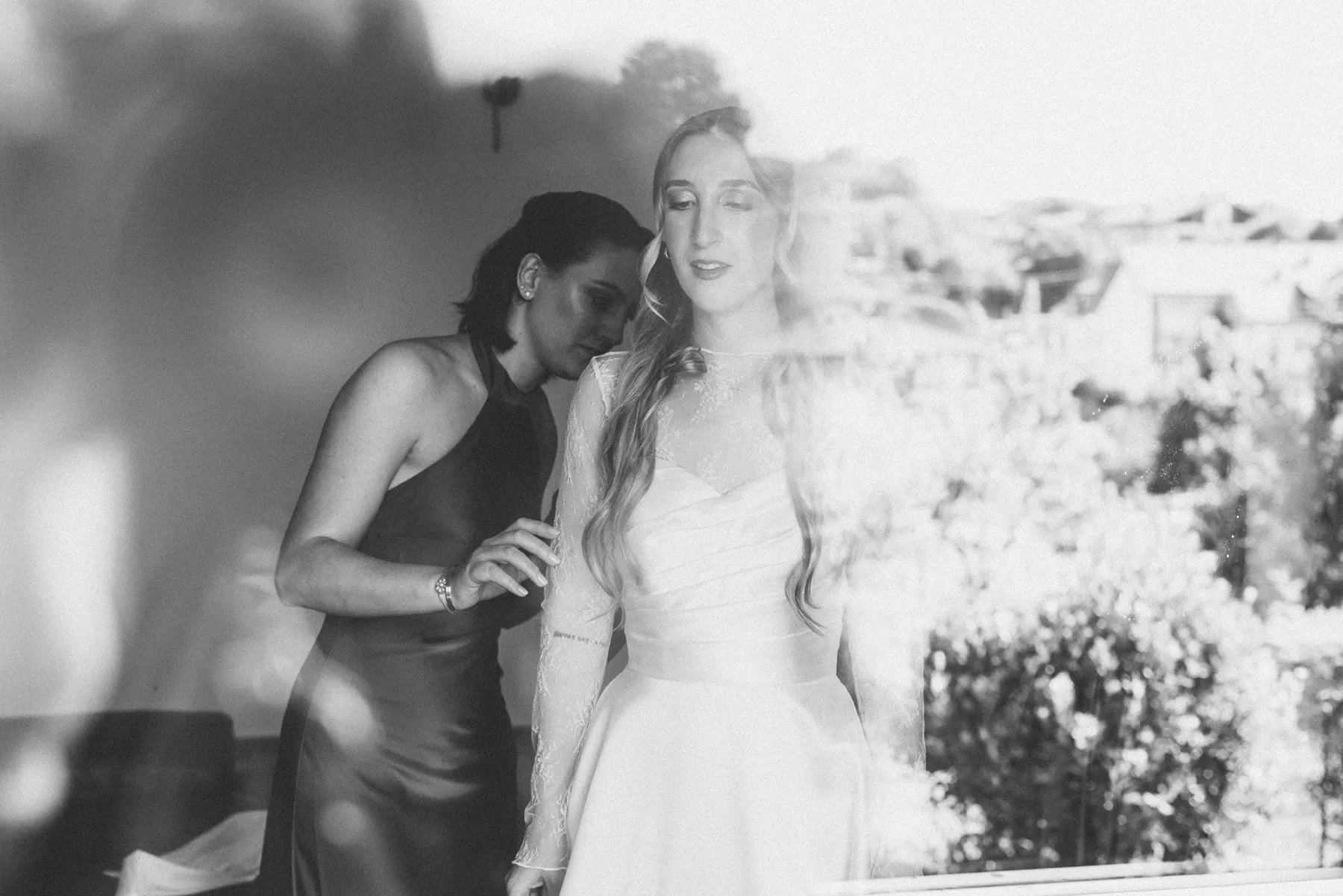 Ritratto della sposa Ritratto in bianco e nero della sposa durante i preparativi